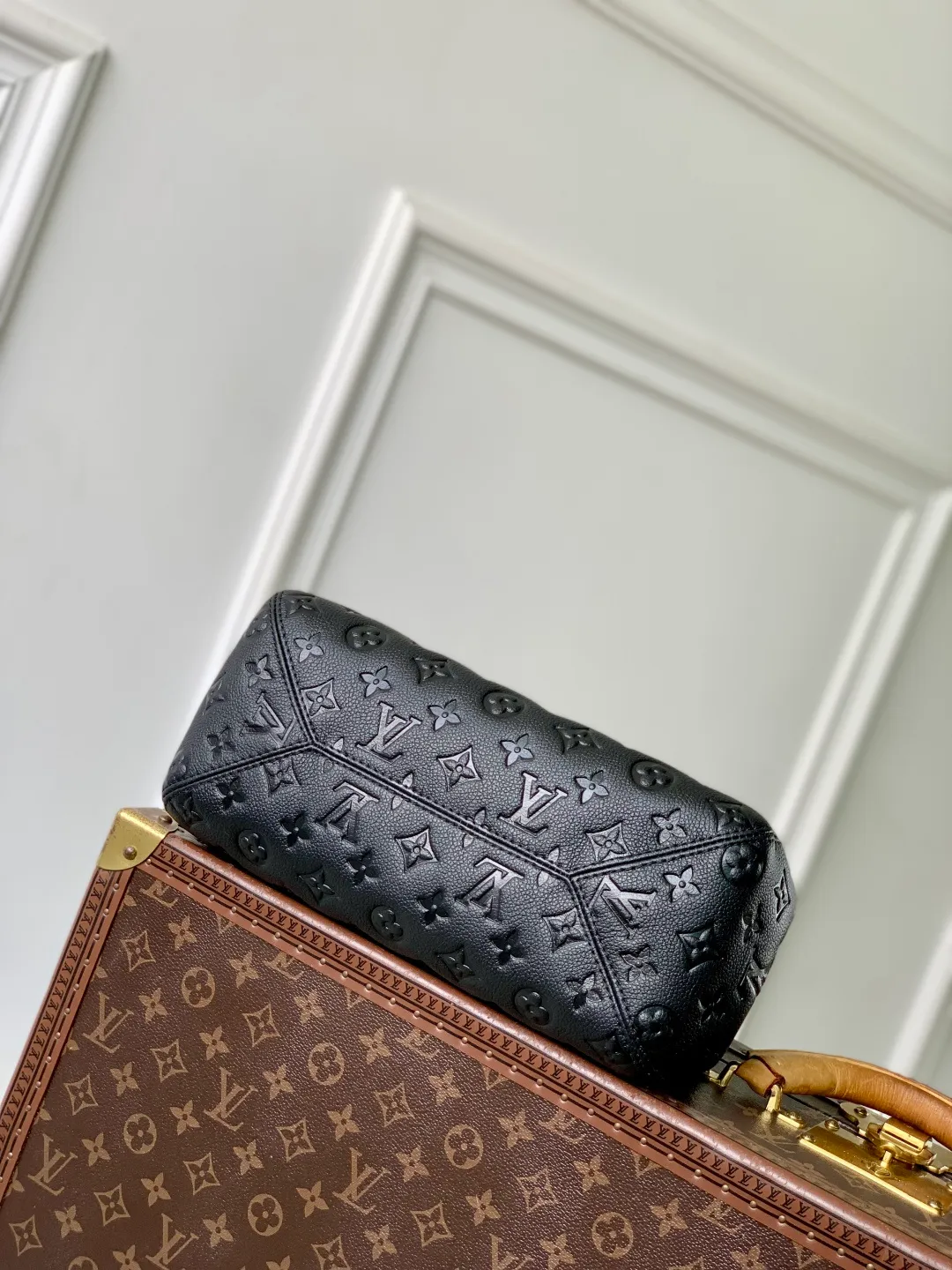 💰1140 (first-grain leather) top-quality original M25858 black. This All In One small handbag expands the capacity definition of the All-In series. It can be transformed into a rounded Hobo handbag or an open tote bag, making it easy to carry your daily needs. Monogram Empreinte leather bag with dazzling hardware, LV padlock and nameplate highlight the exquisite details. 22 x 15 x 40 cm (height x width x length)