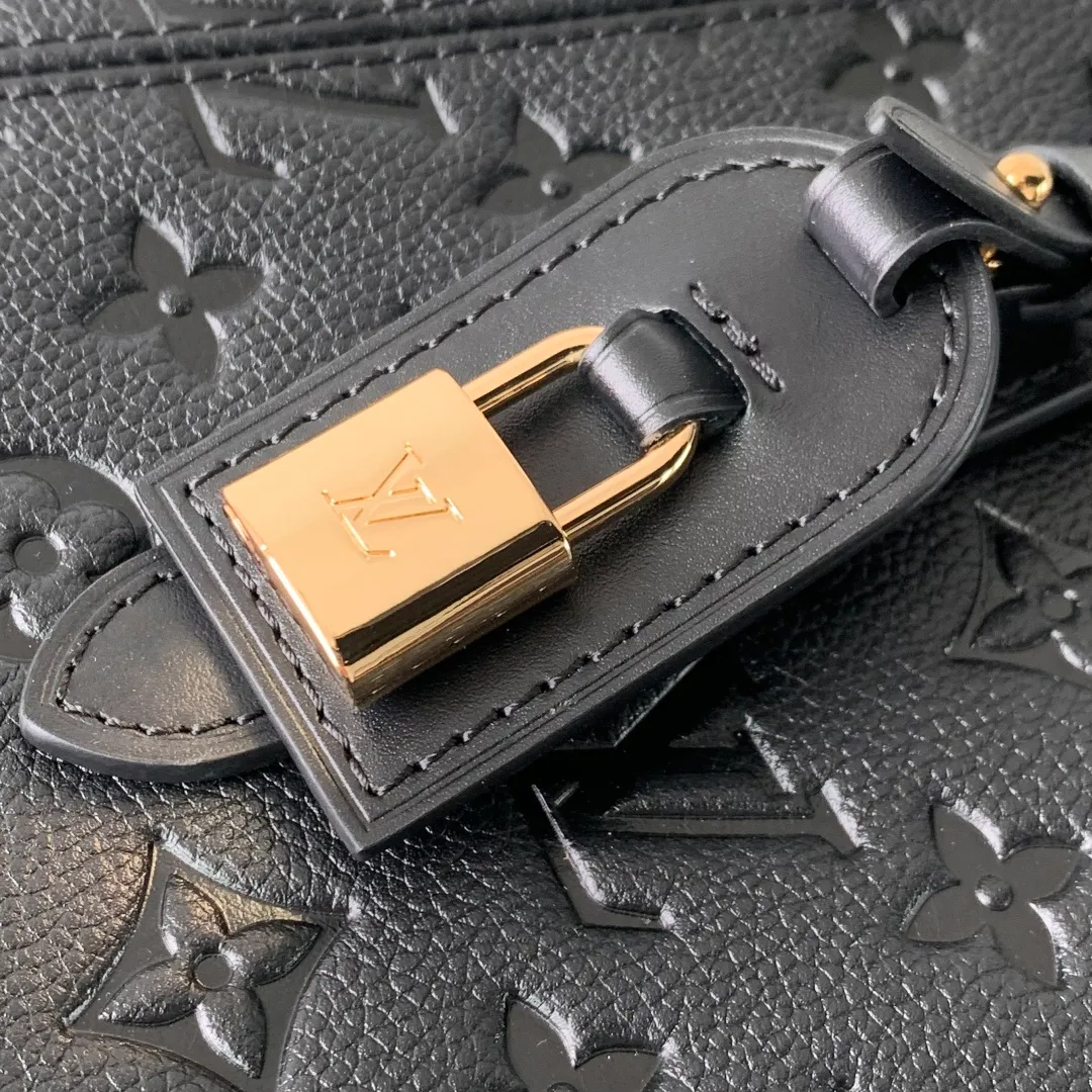 💰1140 (first-grain leather) top-quality original M25858 black. This All In One small handbag expands the capacity definition of the All-In series. It can be transformed into a rounded Hobo handbag or an open tote bag, making it easy to carry your daily needs. Monogram Empreinte leather bag with dazzling hardware, LV padlock and nameplate highlight the exquisite details. 22 x 15 x 40 cm (height x width x length)