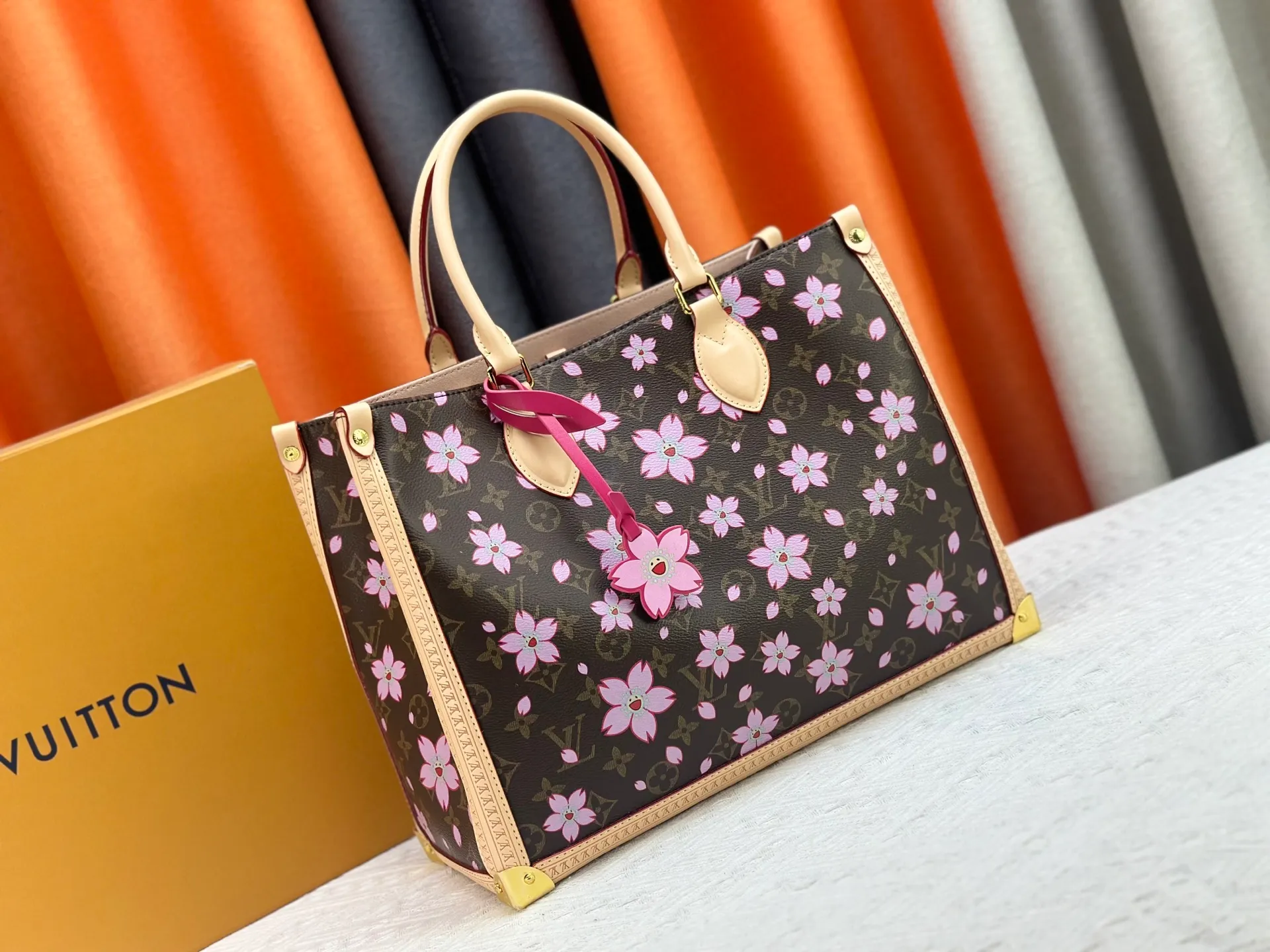 P360 upgrades the original M13079 Louis Vuitton x Takashi Murakami Sakura🌸The reissue series interprets the OnTheGo medium handbag in a smart way. The colorful Monogram canvas body, cowhide leather trim and LV x TM key bag highlight the sophisticated style. The shiny corners recall the design of traditional Louis Vuitton luggage, and the shoulder strap and top handle allow for multiple carrying methods. Dimensions: 35.0 x 27.0 x 14.0 cm (length x height x width)