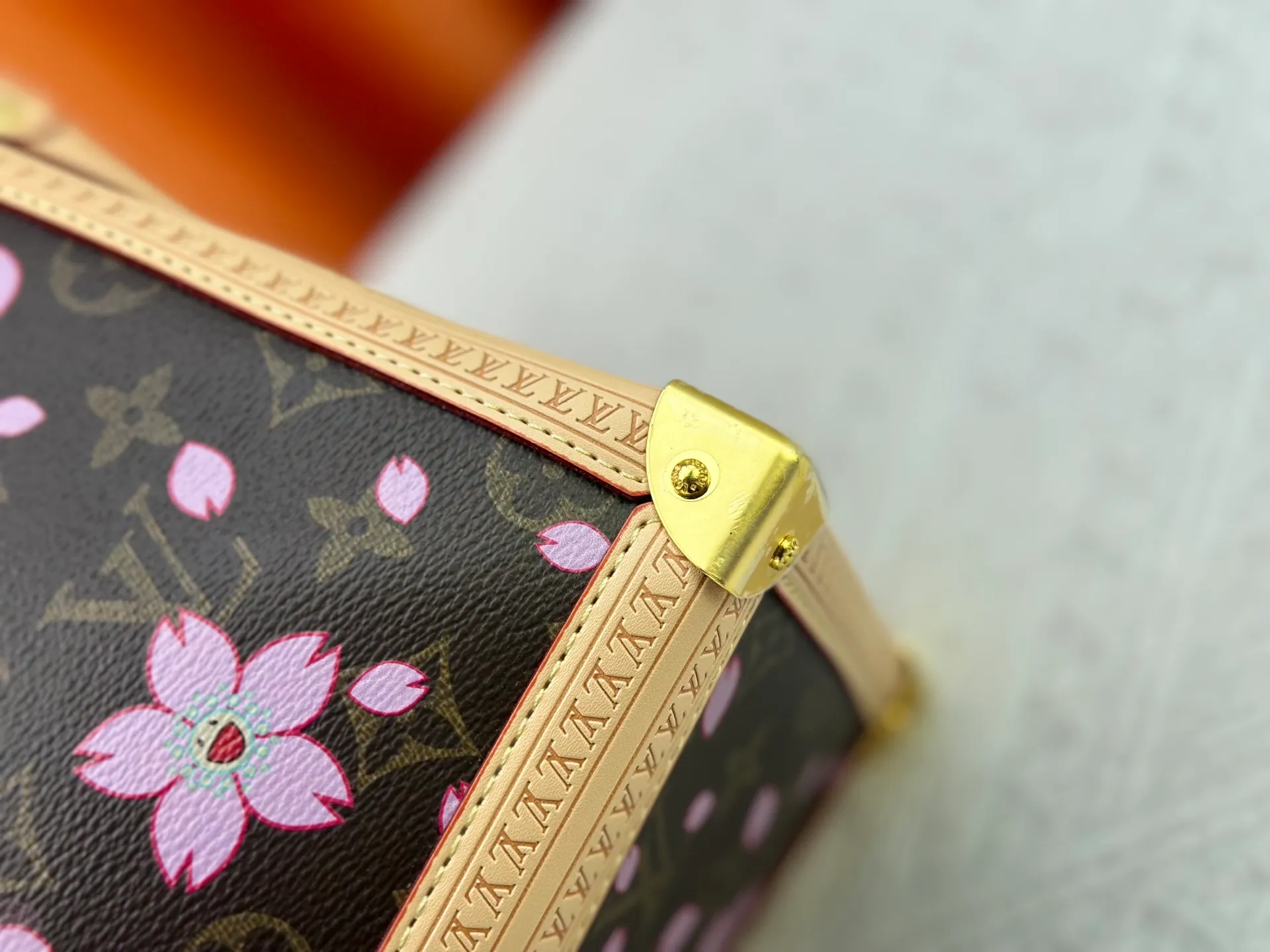 P360 upgrades the original M13079 Louis Vuitton x Takashi Murakami Sakura🌸The reissue series interprets the OnTheGo medium handbag in a smart way. The colorful Monogram canvas body, cowhide leather trim and LV x TM key bag highlight the sophisticated style. The shiny corners recall the design of traditional Louis Vuitton luggage, and the shoulder strap and top handle allow for multiple carrying methods. Dimensions: 35.0 x 27.0 x 14.0 cm (length x height x width)