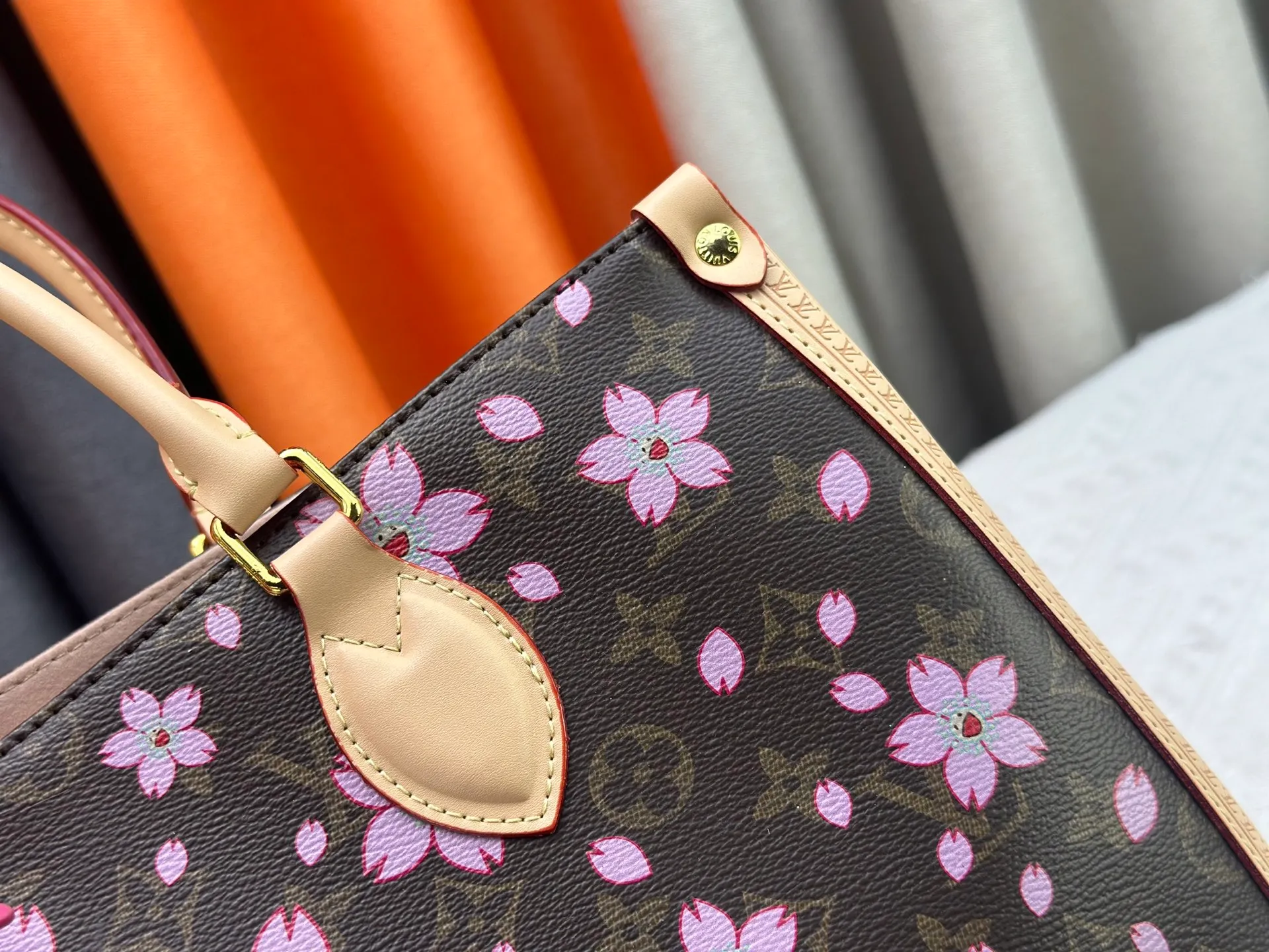 P360 upgrades the original M13079 Louis Vuitton x Takashi Murakami Sakura🌸The reissue series interprets the OnTheGo medium handbag in a smart way. The colorful Monogram canvas body, cowhide leather trim and LV x TM key bag highlight the sophisticated style. The shiny corners recall the design of traditional Louis Vuitton luggage, and the shoulder strap and top handle allow for multiple carrying methods. Dimensions: 35.0 x 27.0 x 14.0 cm (length x height x width)