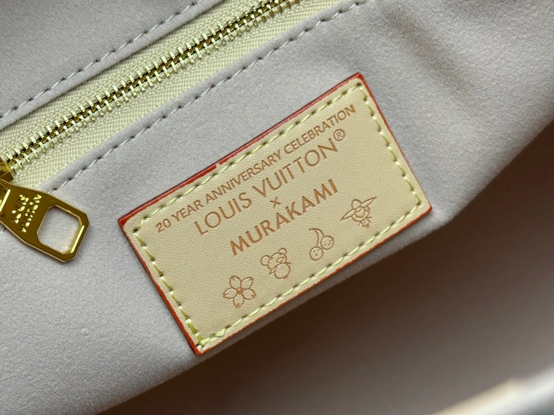 P360 upgrades the original M13079 Louis Vuitton x Takashi Murakami Sakura🌸The reissue series interprets the OnTheGo medium handbag in a smart way. The colorful Monogram canvas body, cowhide leather trim and LV x TM key bag highlight the sophisticated style. The shiny corners recall the design of traditional Louis Vuitton luggage, and the shoulder strap and top handle allow for multiple carrying methods. Dimensions: 35.0 x 27.0 x 14.0 cm (length x height x width)