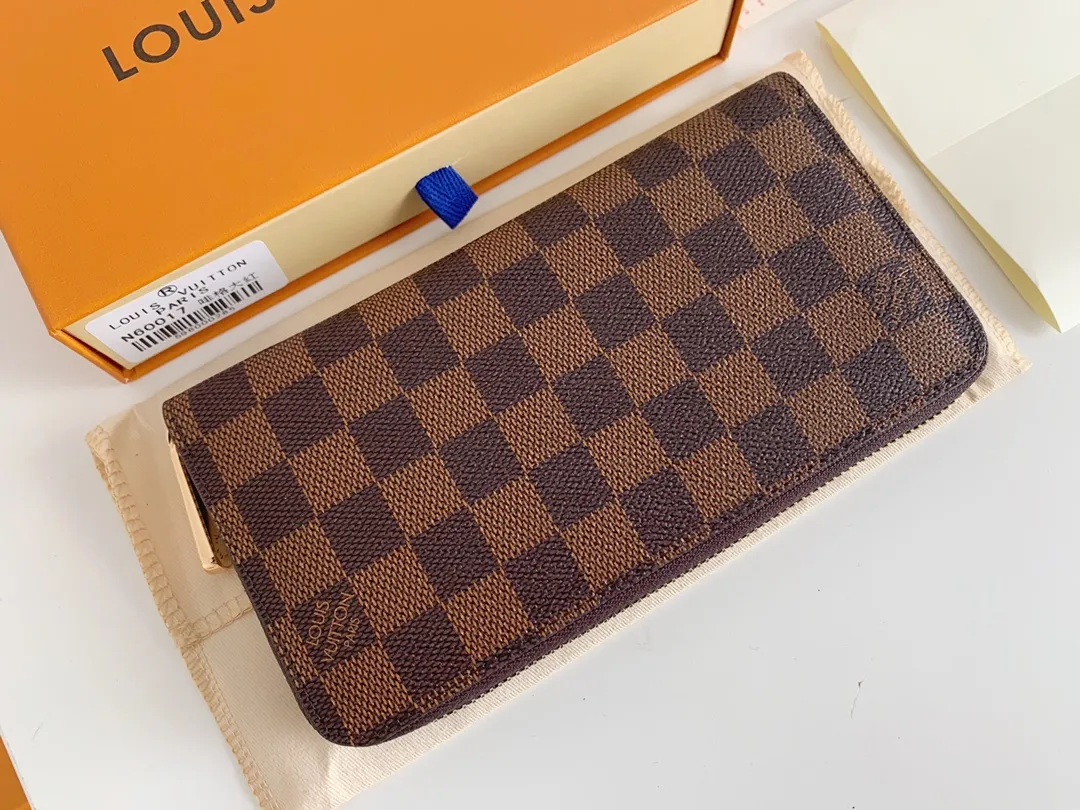 💰100 💎M60017 inner color ❤️brown red ZIPPY zipper wallet. The Zippy wallet pays homage to Louis Vuitton's heritage of travel and trunk making, with a travel-style patch and Louis Vuitton logo. With its compact interior and simple design, this wallet is ideal for everyday use. Model M60017. Size: 19x10.