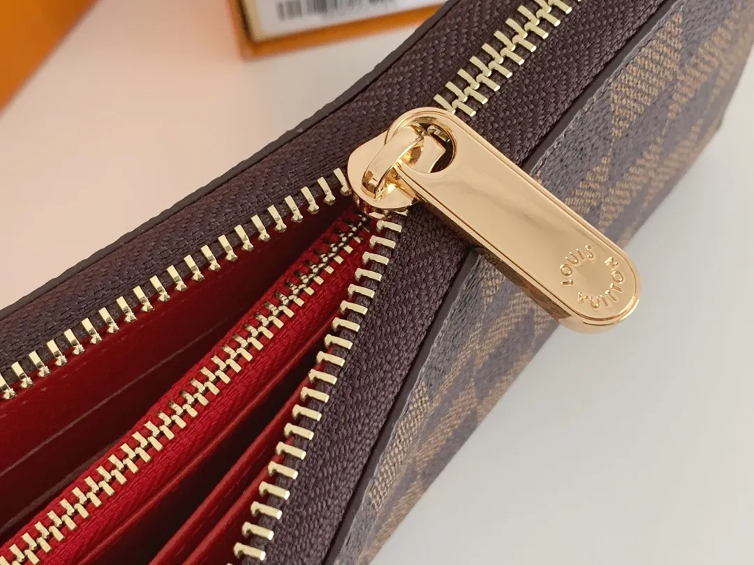 💰100 💎M60017 inner color ❤️brown red ZIPPY zipper wallet. The Zippy wallet pays homage to Louis Vuitton's heritage of travel and trunk making, with a travel-style patch and Louis Vuitton logo. With its compact interior and simple design, this wallet is ideal for everyday use. Model M60017. Size: 19x10.
