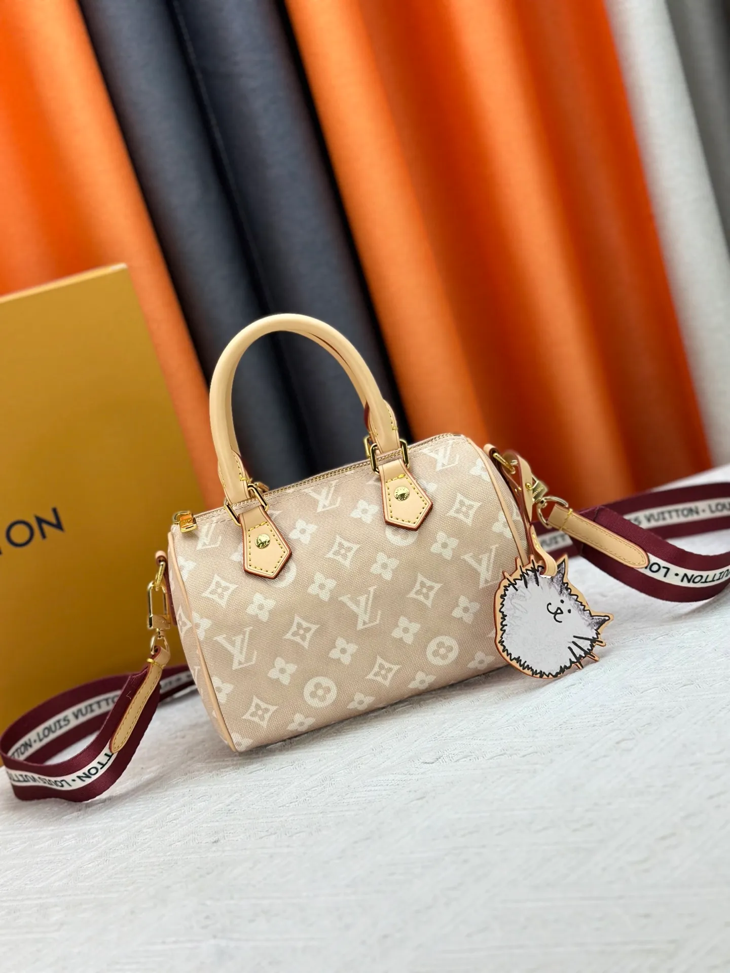 P250 Upgraded original M15151 M46234 This Speedy 20 Bandoulière handbag is made of Meowgram canvas and is featured in the LV Travels With Grace Coddington collaboration series created by the brand and the former creative director of Vogue. Cute cat-shaped pendants and leather handles are rich in details, and metal parts such as padlocks add elegant touches. Dimensions: 20.5 x 13.5 x 12 (cm) ((length x height x width)