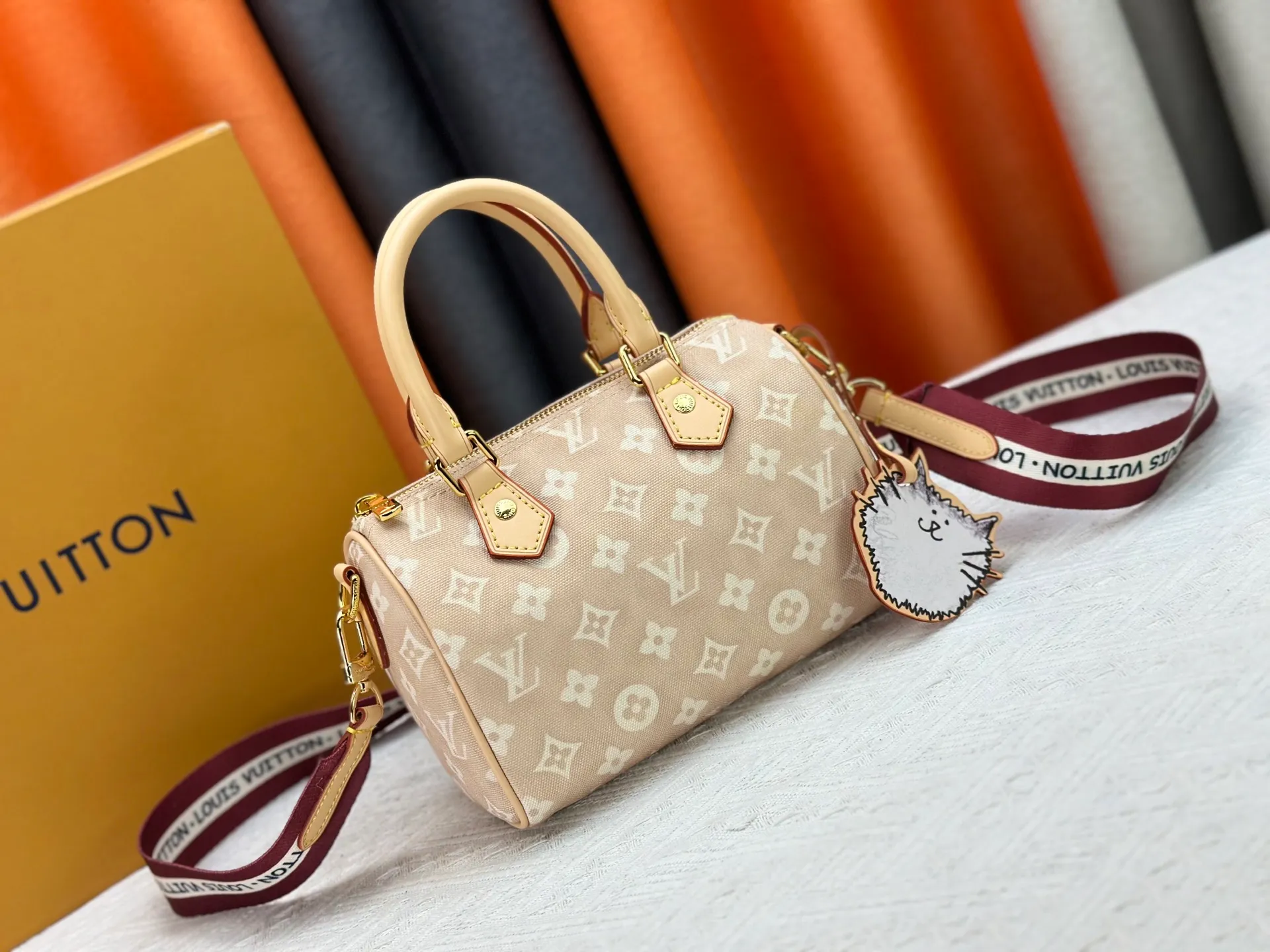 P250 Upgraded original M15151 M46234 This Speedy 20 Bandoulière handbag is made of Meowgram canvas and is featured in the LV Travels With Grace Coddington collaboration series created by the brand and the former creative director of Vogue. Cute cat-shaped pendants and leather handles are rich in details, and metal parts such as padlocks add elegant touches. Dimensions: 20.5 x 13.5 x 12 (cm) ((length x height x width)