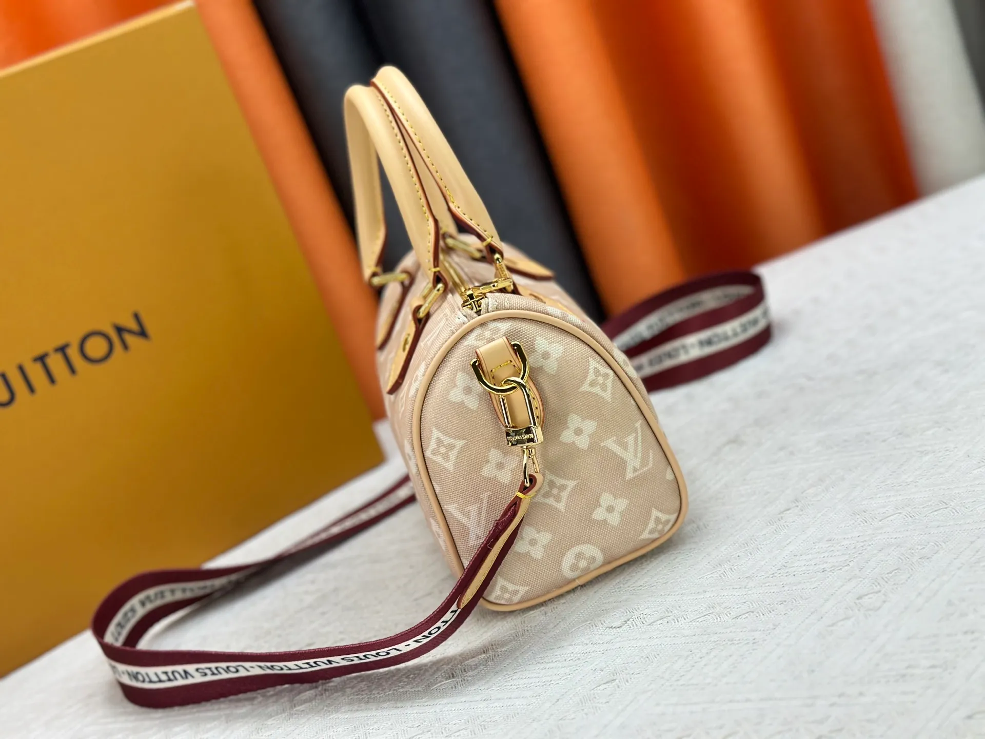 P250 Upgraded original M15151 M46234 This Speedy 20 Bandoulière handbag is made of Meowgram canvas and is featured in the LV Travels With Grace Coddington collaboration series created by the brand and the former creative director of Vogue. Cute cat-shaped pendants and leather handles are rich in details, and metal parts such as padlocks add elegant touches. Dimensions: 20.5 x 13.5 x 12 (cm) ((length x height x width)