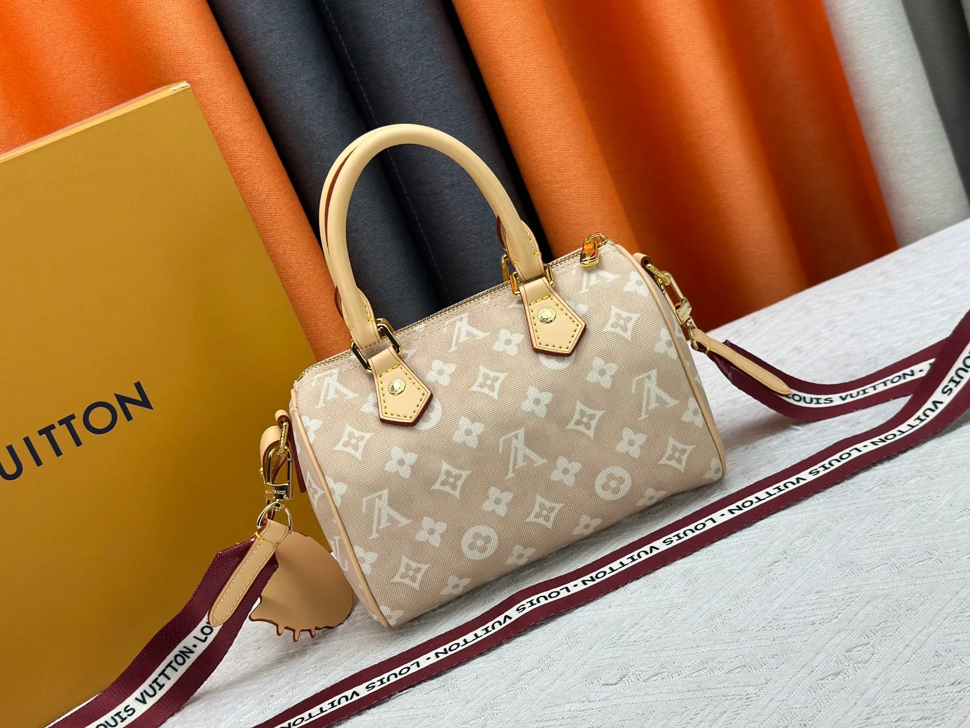 P250 Upgraded original M15151 M46234 This Speedy 20 Bandoulière handbag is made of Meowgram canvas and is featured in the LV Travels With Grace Coddington collaboration series created by the brand and the former creative director of Vogue. Cute cat-shaped pendants and leather handles are rich in details, and metal parts such as padlocks add elegant touches. Dimensions: 20.5 x 13.5 x 12 (cm) ((length x height x width)