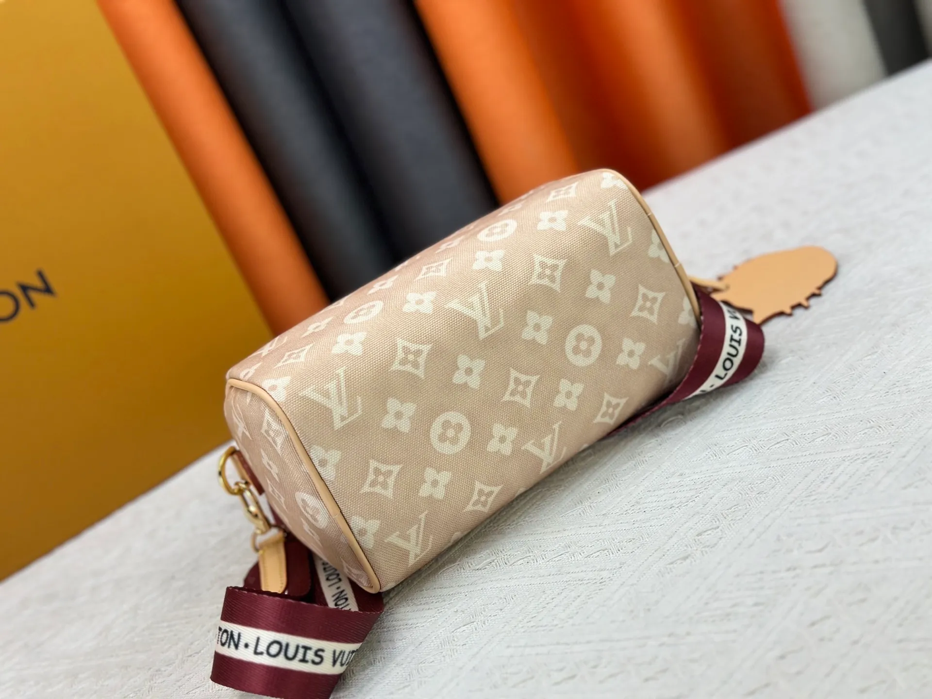 P250 Upgraded original M15151 M46234 This Speedy 20 Bandoulière handbag is made of Meowgram canvas and is featured in the LV Travels With Grace Coddington collaboration series created by the brand and the former creative director of Vogue. Cute cat-shaped pendants and leather handles are rich in details, and metal parts such as padlocks add elegant touches. Dimensions: 20.5 x 13.5 x 12 (cm) ((length x height x width)