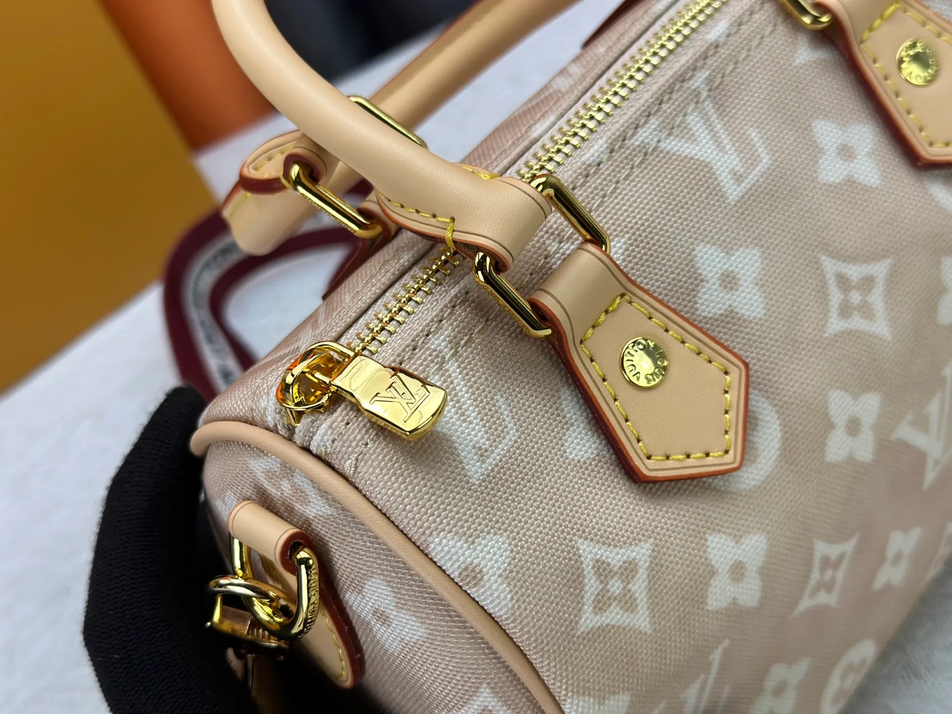 P250 Upgraded original M15151 M46234 This Speedy 20 Bandoulière handbag is made of Meowgram canvas and is featured in the LV Travels With Grace Coddington collaboration series created by the brand and the former creative director of Vogue. Cute cat-shaped pendants and leather handles are rich in details, and metal parts such as padlocks add elegant touches. Dimensions: 20.5 x 13.5 x 12 (cm) ((length x height x width)