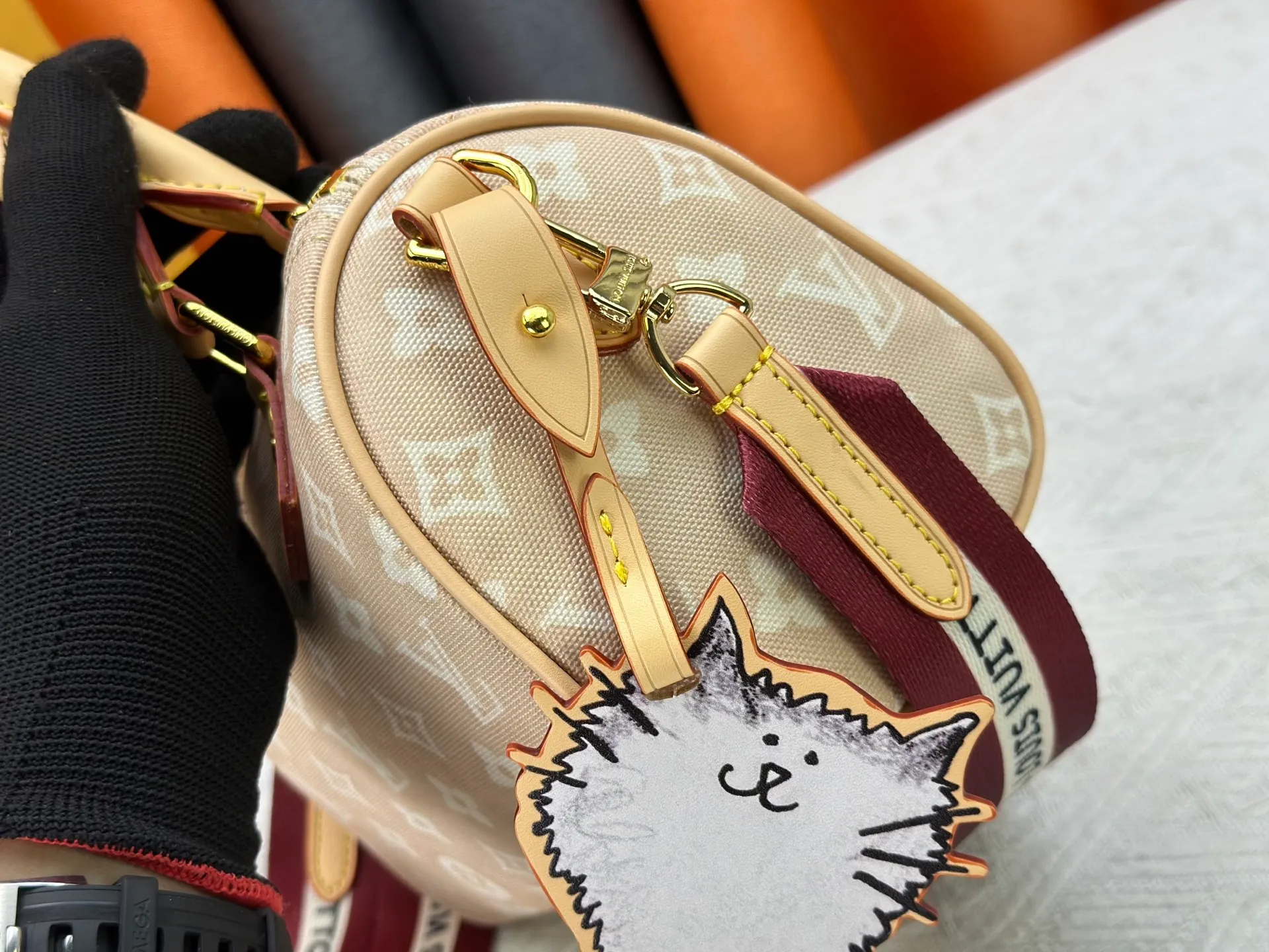 P250 Upgraded original M15151 M46234 This Speedy 20 Bandoulière handbag is made of Meowgram canvas and is featured in the LV Travels With Grace Coddington collaboration series created by the brand and the former creative director of Vogue. Cute cat-shaped pendants and leather handles are rich in details, and metal parts such as padlocks add elegant touches. Dimensions: 20.5 x 13.5 x 12 (cm) ((length x height x width)