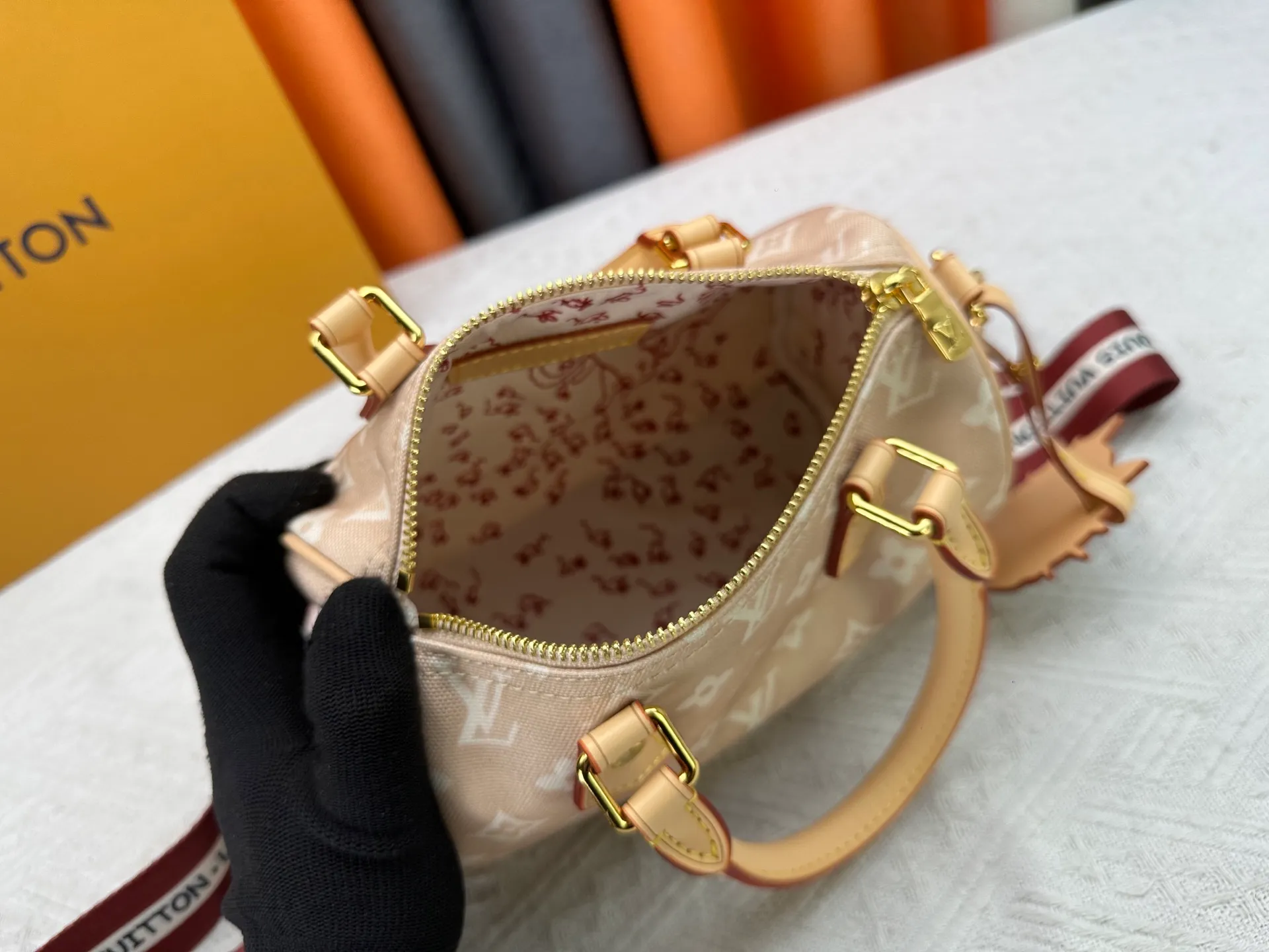 P250 Upgraded original M15151 M46234 This Speedy 20 Bandoulière handbag is made of Meowgram canvas and is featured in the LV Travels With Grace Coddington collaboration series created by the brand and the former creative director of Vogue. Cute cat-shaped pendants and leather handles are rich in details, and metal parts such as padlocks add elegant touches. Dimensions: 20.5 x 13.5 x 12 (cm) ((length x height x width)