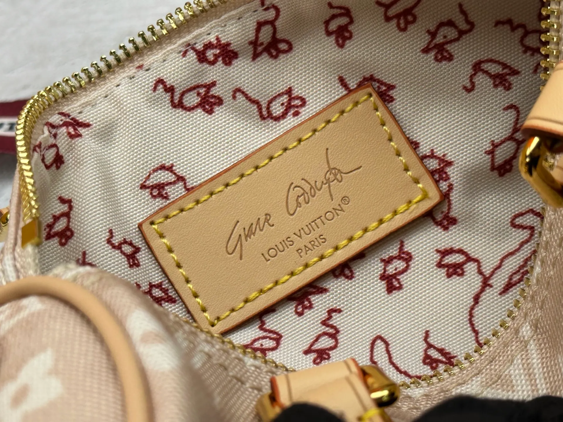 P250 Upgraded original M15151 M46234 This Speedy 20 Bandoulière handbag is made of Meowgram canvas and is featured in the LV Travels With Grace Coddington collaboration series created by the brand and the former creative director of Vogue. Cute cat-shaped pendants and leather handles are rich in details, and metal parts such as padlocks add elegant touches. Dimensions: 20.5 x 13.5 x 12 (cm) ((length x height x width)