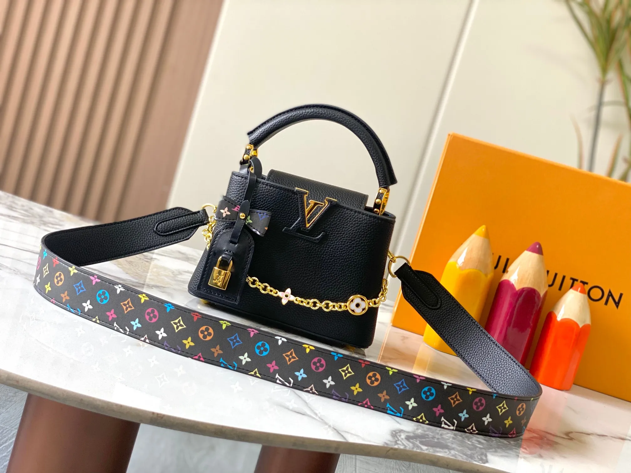 p440 [Guangzhou top quality original version] Capucines Mini Model: 12352 black 33 colors Material: litchi pattern Hardware upgrade Highlights: LV initials, unique edge ring, fine Monogram flowers on the flip cover. Size: 21×14×8cm