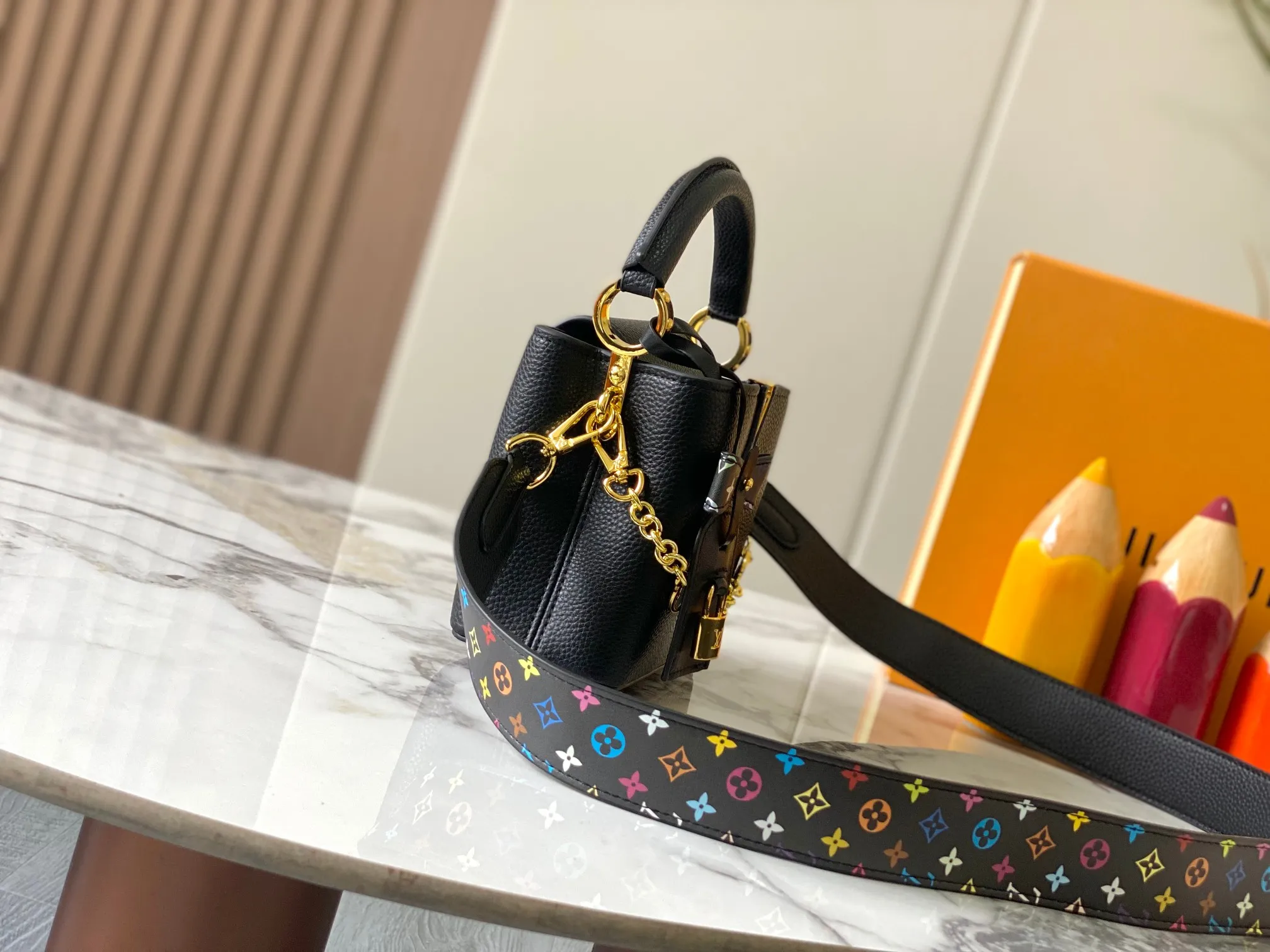 p440 [Guangzhou top quality original version] Capucines Mini Model: 12352 black 33 colors Material: litchi pattern Hardware upgrade Highlights: LV initials, unique edge ring, fine Monogram flowers on the flip cover. Size: 21×14×8cm