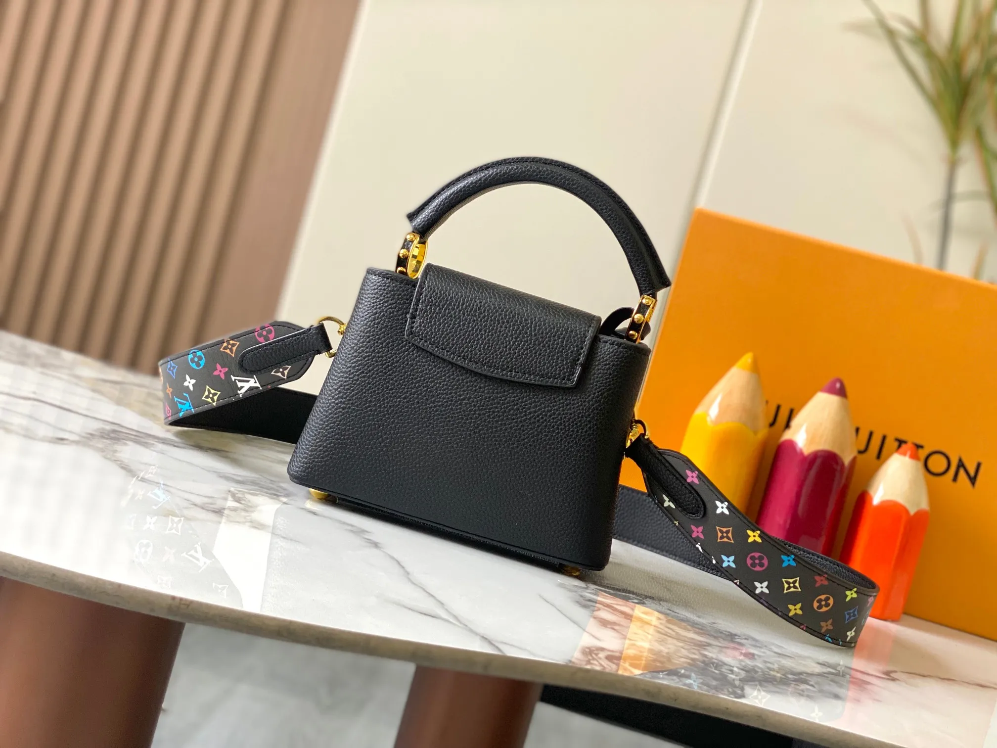 p440 [Guangzhou top quality original version] Capucines Mini Model: 12352 black 33 colors Material: litchi pattern Hardware upgrade Highlights: LV initials, unique edge ring, fine Monogram flowers on the flip cover. Size: 21×14×8cm