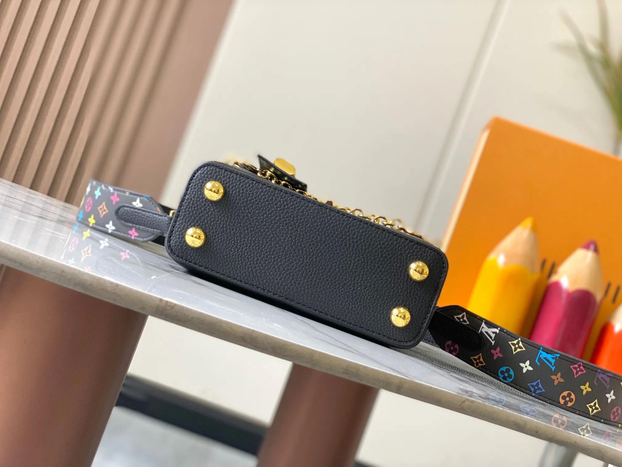 p440 [Guangzhou top quality original version] Capucines Mini Model: 12352 black 33 colors Material: litchi pattern Hardware upgrade Highlights: LV initials, unique edge ring, fine Monogram flowers on the flip cover. Size: 21×14×8cm