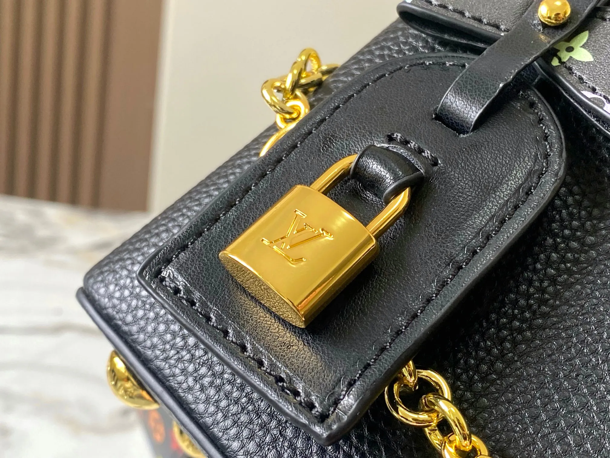 p440 [Guangzhou top quality original version] Capucines Mini Model: 12352 black 33 colors Material: litchi pattern Hardware upgrade Highlights: LV initials, unique edge ring, fine Monogram flowers on the flip cover. Size: 21×14×8cm