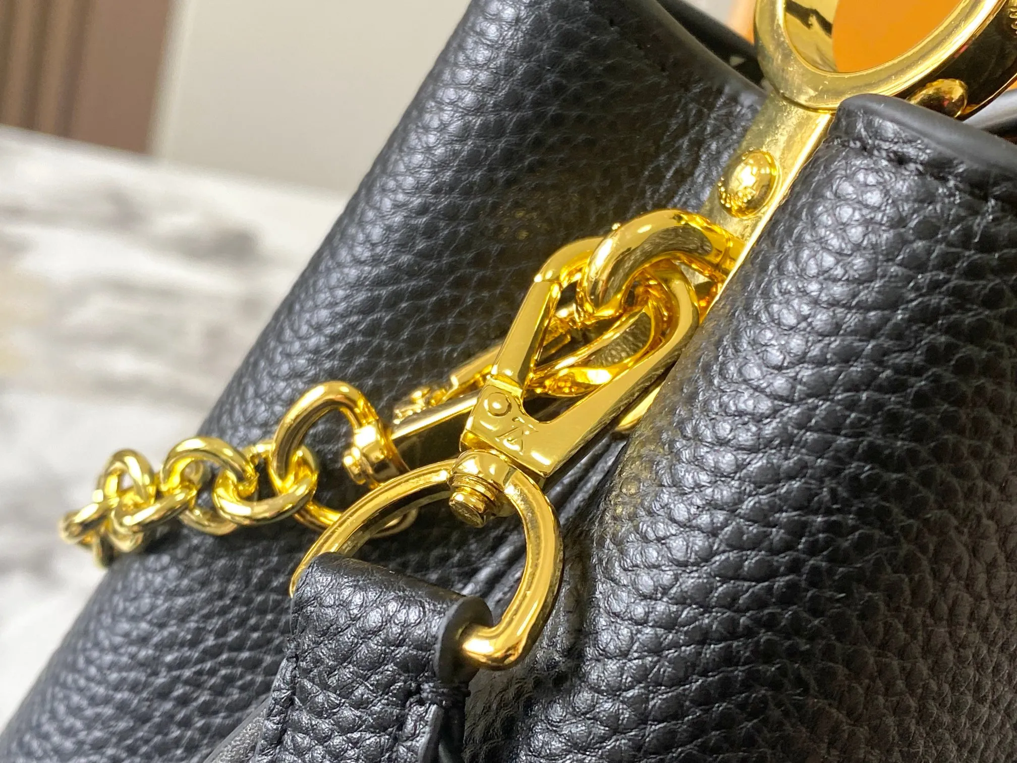 p440 [Guangzhou top quality original version] Capucines Mini Model: 12352 black 33 colors Material: litchi pattern Hardware upgrade Highlights: LV initials, unique edge ring, fine Monogram flowers on the flip cover. Size: 21×14×8cm