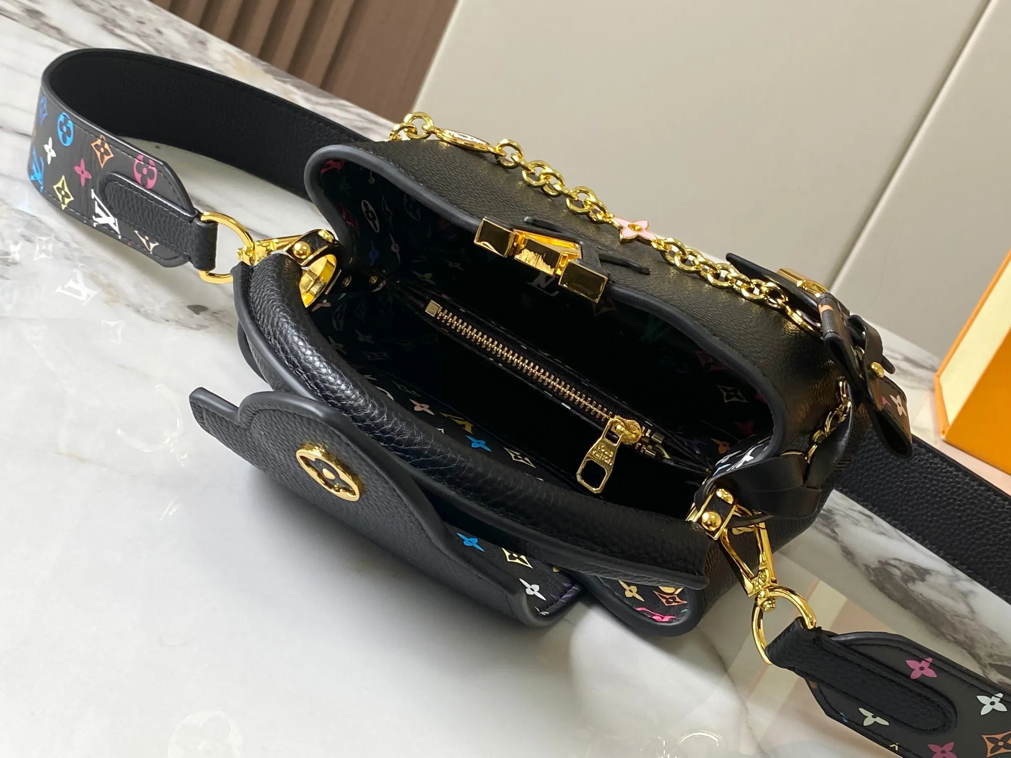 p440 [Guangzhou top quality original version] Capucines Mini Model: 12352 black 33 colors Material: litchi pattern Hardware upgrade Highlights: LV initials, unique edge ring, fine Monogram flowers on the flip cover. Size: 21×14×8cm