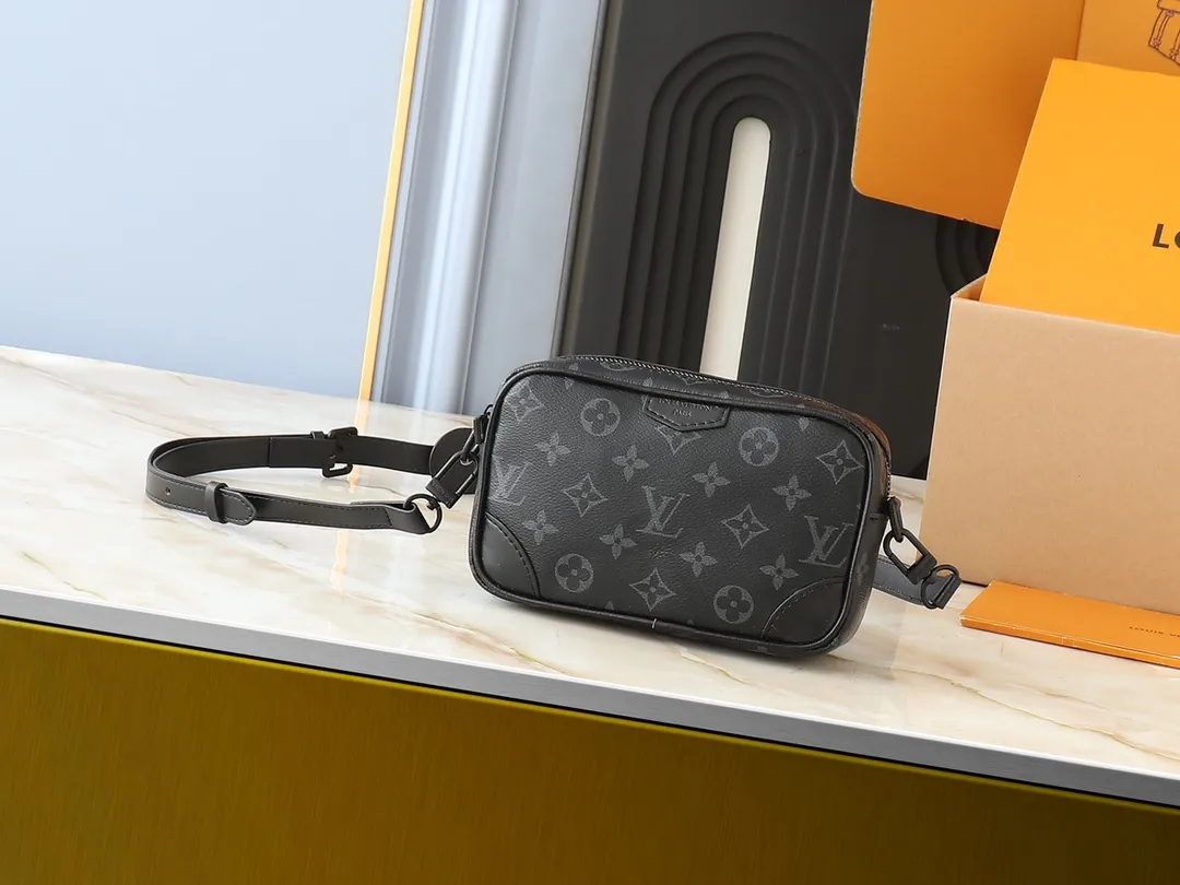 💰200💰Upgraded from the original M14016 M14014 M14013 M14058 M14253 This Trocadéro mini handbag is made of Monogram canvas, with vintage cow leather trim and reinforced front corners. It pays tribute to Louis Vuitton's legendary history and combines retro charm with refined modernity. Inspired by Louis Vuitton's cross-body bags designed in the 1980s, it features a removable and adjustable shoulder strap. 20.0 x 13.0 x 6.5 cm (length x height x width)