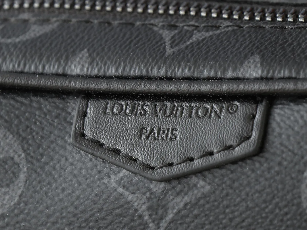 💰200💰Upgraded from the original M14016 M14014 M14013 M14058 M14253 This Trocadéro mini handbag is made of Monogram canvas, with vintage cow leather trim and reinforced front corners. It pays tribute to Louis Vuitton's legendary history and combines retro charm with refined modernity. Inspired by Louis Vuitton's cross-body bags designed in the 1980s, it features a removable and adjustable shoulder strap. 20.0 x 13.0 x 6.5 cm (length x height x width)