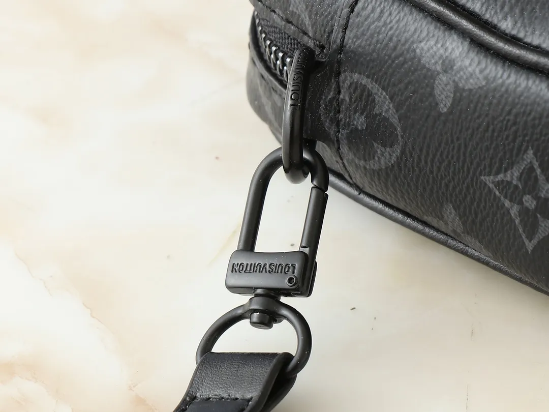 💰200💰Upgraded from the original M14016 M14014 M14013 M14058 M14253 This Trocadéro mini handbag is made of Monogram canvas, with vintage cow leather trim and reinforced front corners. It pays tribute to Louis Vuitton's legendary history and combines retro charm with refined modernity. Inspired by Louis Vuitton's cross-body bags designed in the 1980s, it features a removable and adjustable shoulder strap. 20.0 x 13.0 x 6.5 cm (length x height x width)