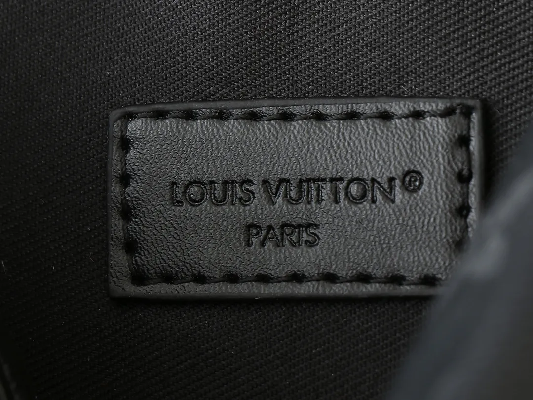 💰200💰Upgraded from the original M14016 M14014 M14013 M14058 M14253 This Trocadéro mini handbag is made of Monogram canvas, with vintage cow leather trim and reinforced front corners. It pays tribute to Louis Vuitton's legendary history and combines retro charm with refined modernity. Inspired by Louis Vuitton's cross-body bags designed in the 1980s, it features a removable and adjustable shoulder strap. 20.0 x 13.0 x 6.5 cm (length x height x width)