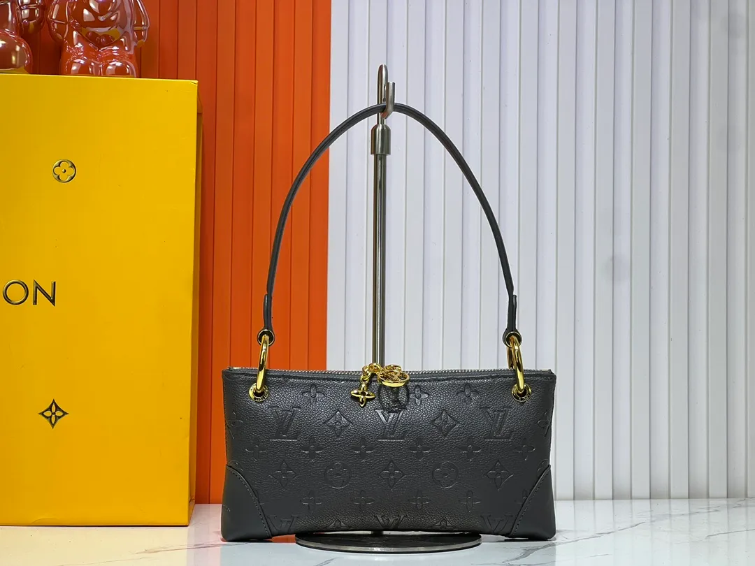 Batch 220💰Upgraded original M12174 This Pochette Sèvres belongs to the LV ski collection and is ready to shine in a "shiny" gun metal tone. It's crafted from signature Monogram Empreinte leather with pale gold hardware for an elegant contrast. The double zip closure features two pendants, one depicting an LV ring and the other displaying a crystal-embellished Monogram flower. Think of it as the perfect après-ski bag. Dimensions: 25 x 13 x 5 cm (length x height x width)