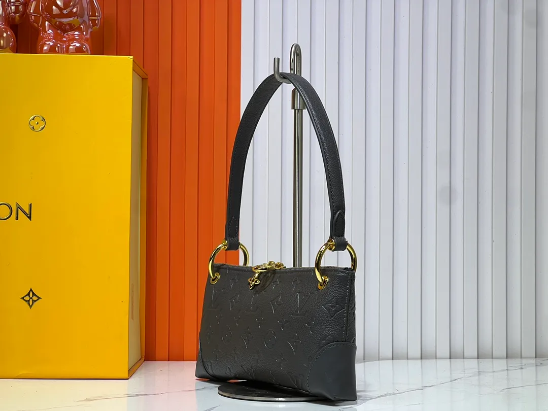 Batch 220💰Upgraded original M12174 This Pochette Sèvres belongs to the LV ski collection and is ready to shine in a "shiny" gun metal tone. It's crafted from signature Monogram Empreinte leather with pale gold hardware for an elegant contrast. The double zip closure features two pendants, one depicting an LV ring and the other displaying a crystal-embellished Monogram flower. Think of it as the perfect après-ski bag. Dimensions: 25 x 13 x 5 cm (length x height x width)