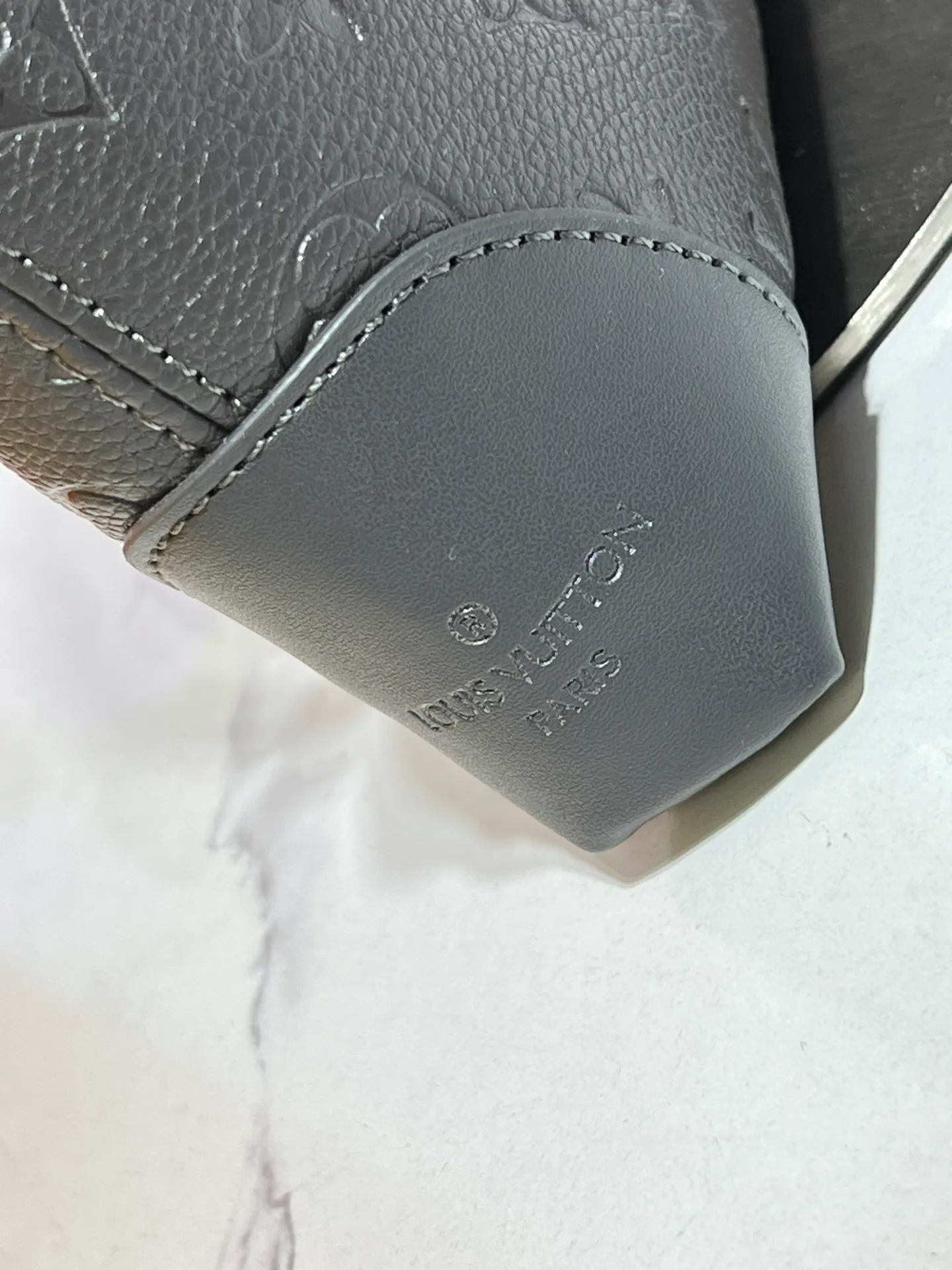 Batch 220💰Upgraded original M12174 This Pochette Sèvres belongs to the LV ski collection and is ready to shine in a "shiny" gun metal tone. It's crafted from signature Monogram Empreinte leather with pale gold hardware for an elegant contrast. The double zip closure features two pendants, one depicting an LV ring and the other displaying a crystal-embellished Monogram flower. Think of it as the perfect après-ski bag. Dimensions: 25 x 13 x 5 cm (length x height x width)