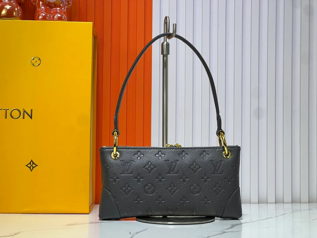 Batch 220💰Upgraded original M12174 This Pochette Sèvres belongs to the LV ski collection and is ready to shine in a "shiny" gun metal tone. It's crafted from signature Monogram Empreinte leather with pale gold hardware for an elegant contrast. The double zip closure features two pendants, one depicting an LV ring and the other displaying a crystal-embellished Monogram flower. Think of it as the perfect après-ski bag. Dimensions: 25 x 13 x 5 cm (length x height x width)