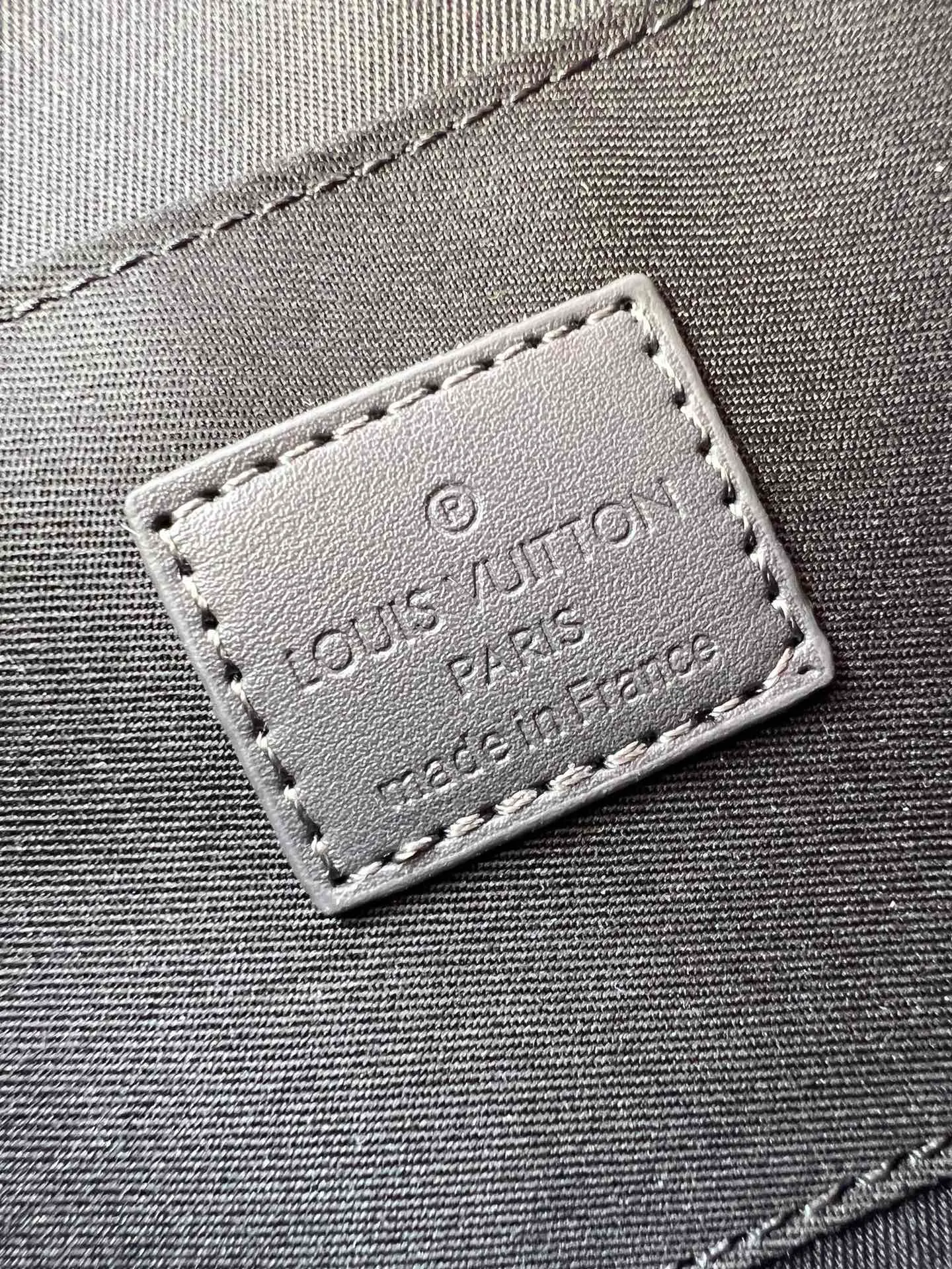 Batch 220💰Upgraded original M12174 This Pochette Sèvres belongs to the LV ski collection and is ready to shine in a "shiny" gun metal tone. It's crafted from signature Monogram Empreinte leather with pale gold hardware for an elegant contrast. The double zip closure features two pendants, one depicting an LV ring and the other displaying a crystal-embellished Monogram flower. Think of it as the perfect après-ski bag. Dimensions: 25 x 13 x 5 cm (length x height x width)