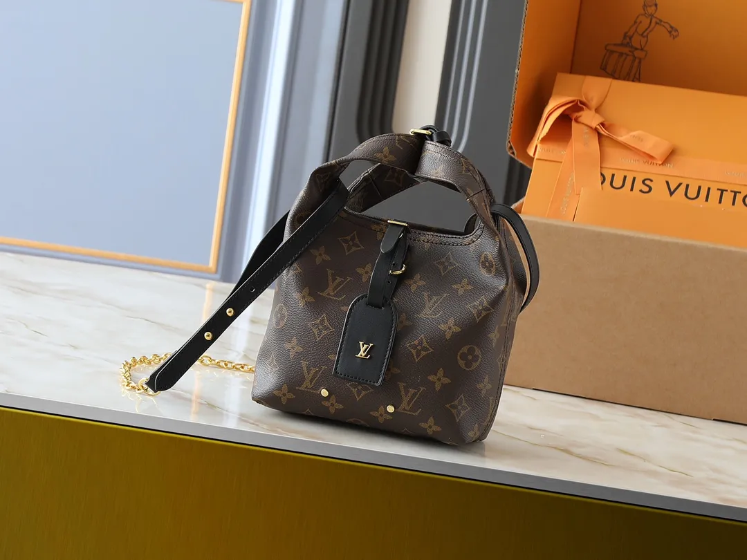 💰220💰Upgraded original M46816 presbyopia Atlantis BB handbag is made of Monogram reverse canvas, decorated with dark cowhide trim, including LV nameplate and detachable shoulder strap. The fashion-forward shape and soft construction inspired by shopping bags make it very body-friendly. Adjustable, removable shoulder strap allows for cross-body carry. size：17x17x7