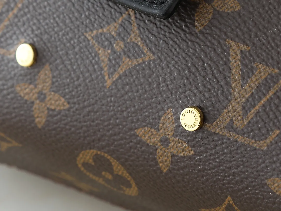 💰220💰Upgraded original M46816 presbyopia Atlantis BB handbag is made of Monogram reverse canvas, decorated with dark cowhide trim, including LV nameplate and detachable shoulder strap. The fashion-forward shape and soft construction inspired by shopping bags make it very body-friendly. Adjustable, removable shoulder strap allows for cross-body carry. size：17x17x7
