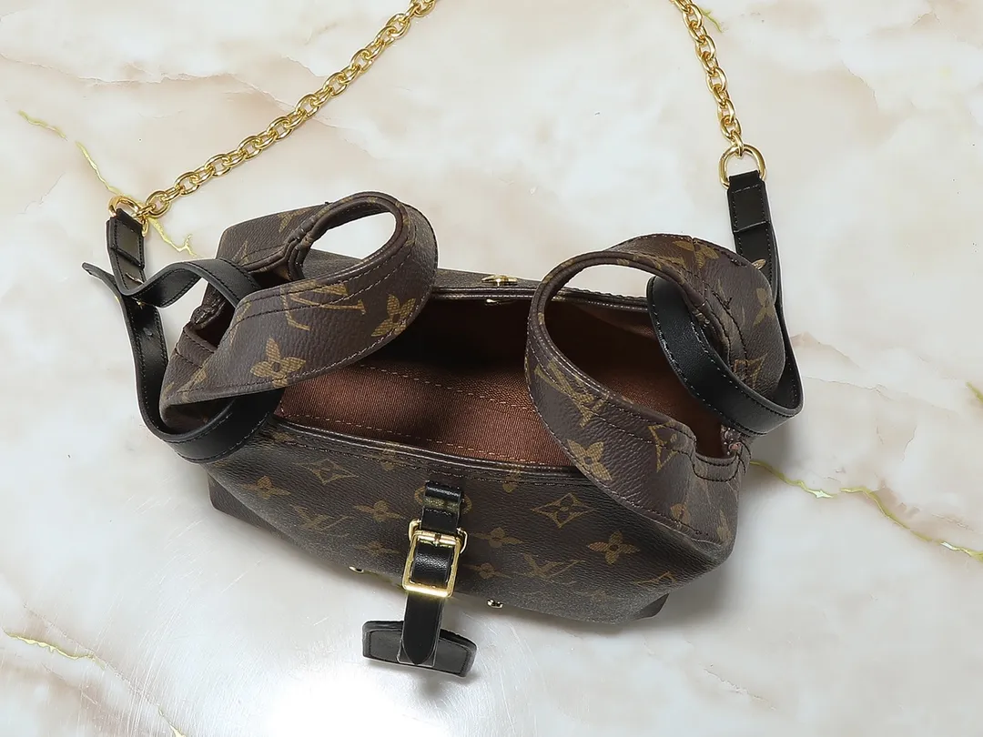 💰220💰Upgraded original M46816 presbyopia Atlantis BB handbag is made of Monogram reverse canvas, decorated with dark cowhide trim, including LV nameplate and detachable shoulder strap. The fashion-forward shape and soft construction inspired by shopping bags make it very body-friendly. Adjustable, removable shoulder strap allows for cross-body carry. size：17x17x7