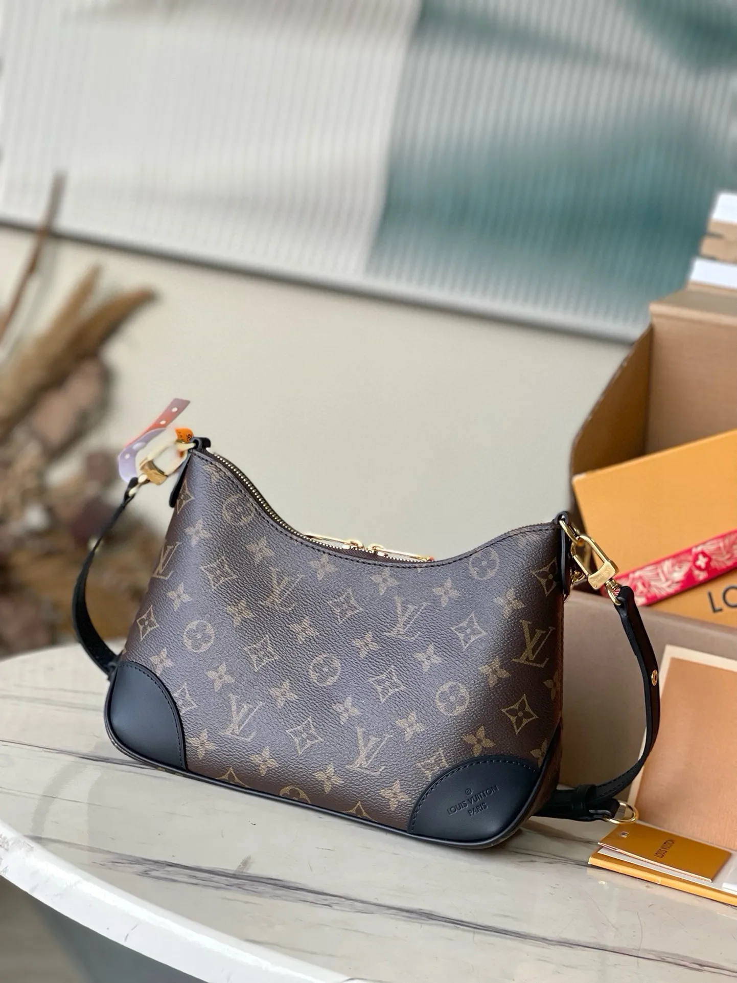 💰800 (steel chain) top original single M45831 presbyopic black BOULOGNE handbag The Boulogne handbag is made of classic Monogram canvas, equipped with double zippers and a spacious inner patch pocket that can accommodate an iPhone 12 Pro mobile phone. The adjustable shoulder strap allows it to be worn cross-body or over the shoulder, and can be removed to transform into a small chain bag or clutch. Dimensions: 29 x 16 x 9.5cm