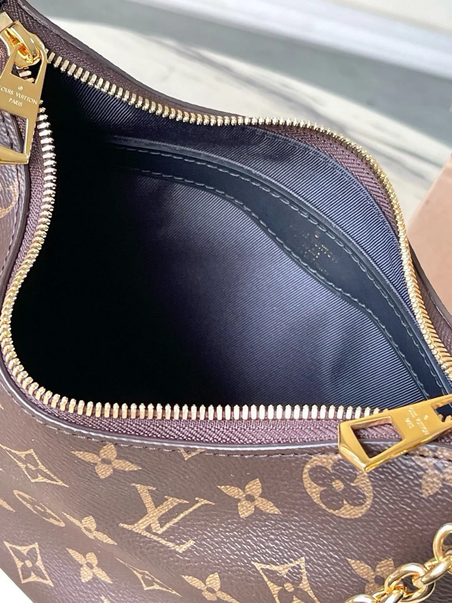 💰800 (steel chain) top original single M45831 presbyopic black BOULOGNE handbag The Boulogne handbag is made of classic Monogram canvas, equipped with double zippers and a spacious inner patch pocket that can accommodate an iPhone 12 Pro mobile phone. The adjustable shoulder strap allows it to be worn cross-body or over the shoulder, and can be removed to transform into a small chain bag or clutch. Dimensions: 29 x 16 x 9.5cm