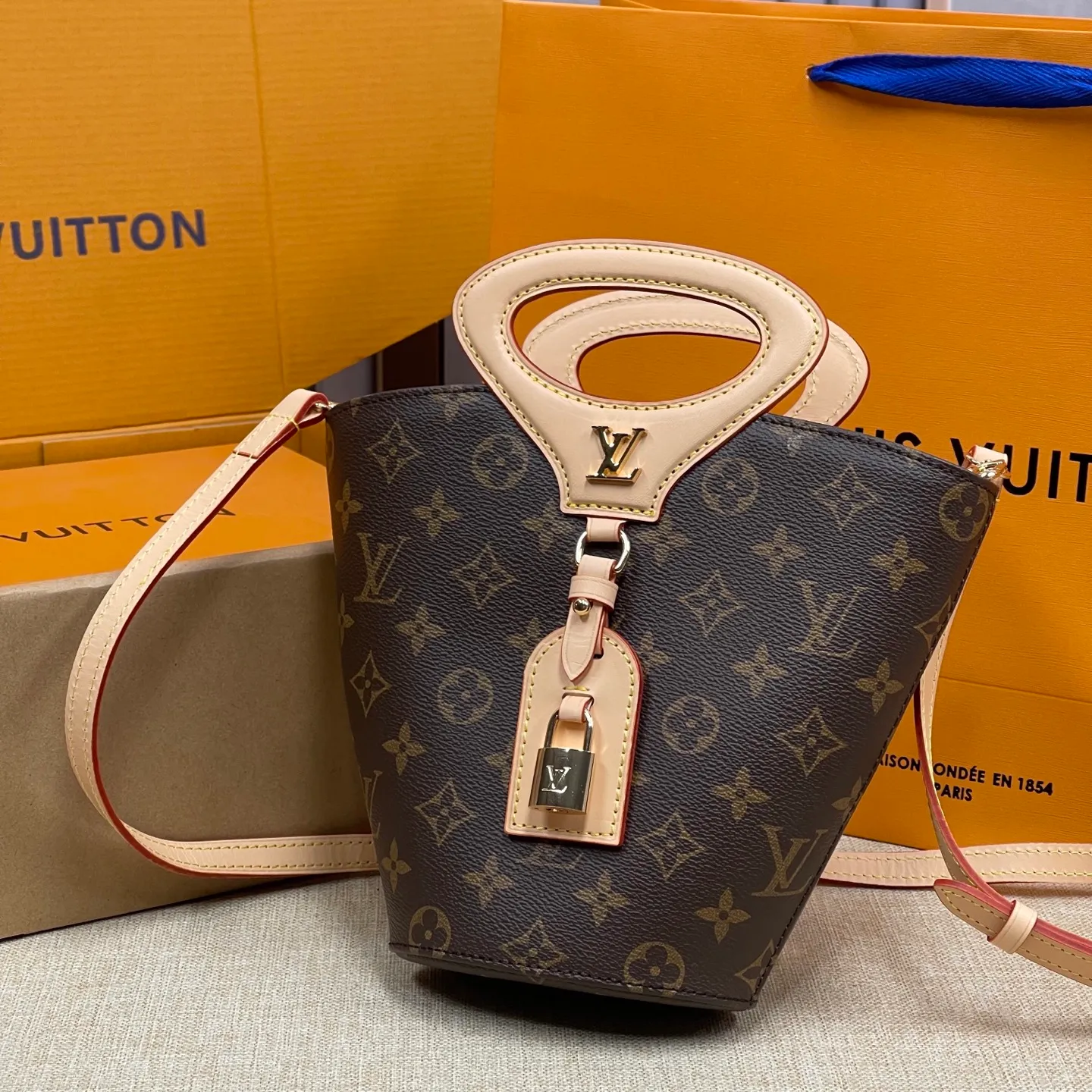 [Upgraded version] P600¥ Upgraded version · High quality · Comes with gift box packaging · New counter model M14680 Presbyopia ✨♥️ Nicolas Ghesquière presents the Rivage BB handbag at the 2025 spring and summer show. It is cut out of Monogram canvas in a bucket shape and reinterprets the Noctambule handbag launched by Louis Vuitton in 1999. The trunk-style handles, LV-engraved padlock and leather luggage tag add classic elements, and the shoulder strap makes it easy to carry cross-body. Dimensions 18 x 7 x 12 cm (height x width x length)