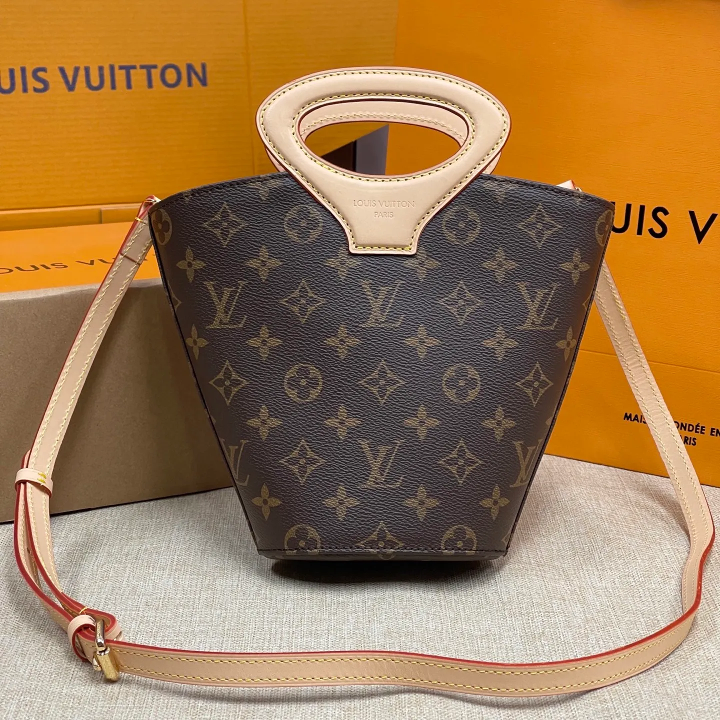 [Upgraded version] P600¥ Upgraded version · High quality · Comes with gift box packaging · New counter model M14680 Presbyopia ✨♥️ Nicolas Ghesquière presents the Rivage BB handbag at the 2025 spring and summer show. It is cut out of Monogram canvas in a bucket shape and reinterprets the Noctambule handbag launched by Louis Vuitton in 1999. The trunk-style handles, LV-engraved padlock and leather luggage tag add classic elements, and the shoulder strap makes it easy to carry cross-body. Dimensions 18 x 7 x 12 cm (height x width x length)