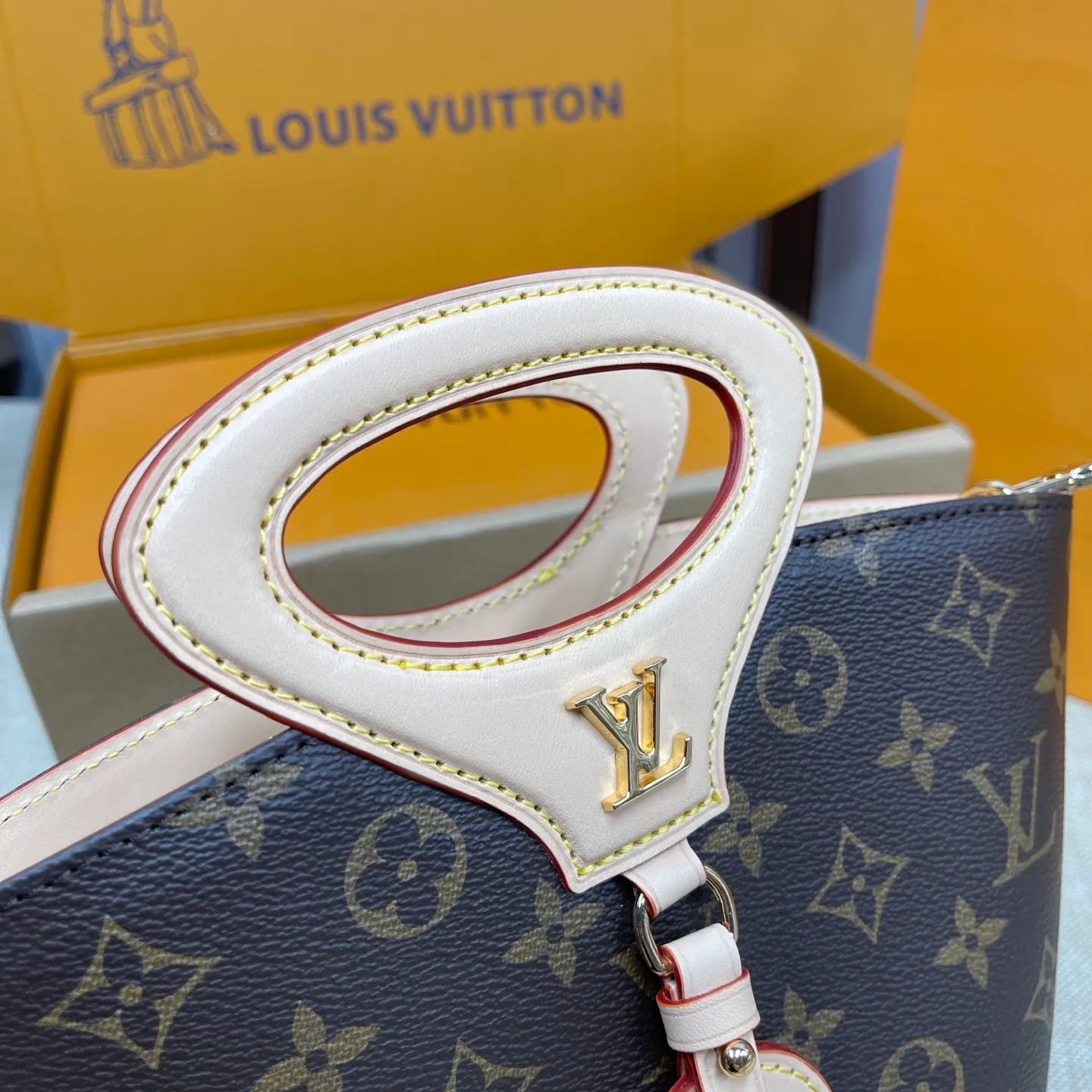 [Upgraded version] P600¥ Upgraded version · High quality · Comes with gift box packaging · New counter model M14680 Presbyopia ✨♥️ Nicolas Ghesquière presents the Rivage BB handbag at the 2025 spring and summer show. It is cut out of Monogram canvas in a bucket shape and reinterprets the Noctambule handbag launched by Louis Vuitton in 1999. The trunk-style handles, LV-engraved padlock and leather luggage tag add classic elements, and the shoulder strap makes it easy to carry cross-body. Dimensions 18 x 7 x 12 cm (height x width x length)