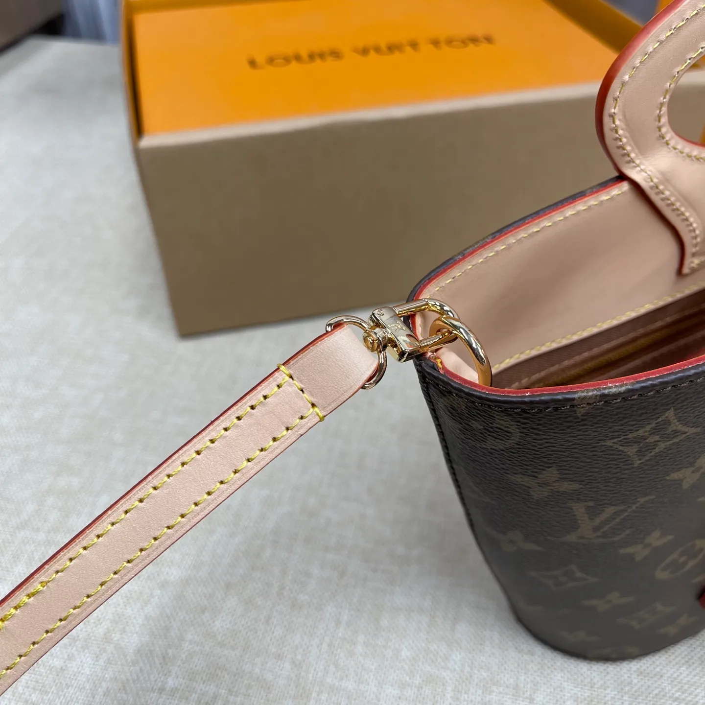 [Upgraded version] P600¥ Upgraded version · High quality · Comes with gift box packaging · New counter model M14680 Presbyopia ✨♥️ Nicolas Ghesquière presents the Rivage BB handbag at the 2025 spring and summer show. It is cut out of Monogram canvas in a bucket shape and reinterprets the Noctambule handbag launched by Louis Vuitton in 1999. The trunk-style handles, LV-engraved padlock and leather luggage tag add classic elements, and the shoulder strap makes it easy to carry cross-body. Dimensions 18 x 7 x 12 cm (height x width x length)