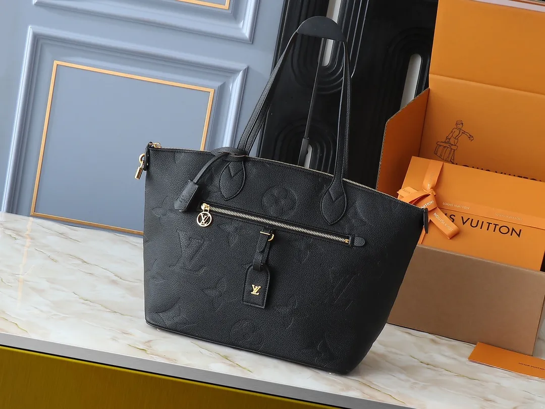 💰280💰Upgraded from the original 44888 CarryAll handbag, it is made of Monogram Empreinte embossed leather. It has a generous structure and a neat inner layer. The large inner bag adds functional elements. Comes with a Monogram embossed zipper clutch secured by a leather strap. A personal companion for urban life. Dimensions: Length 34 Height 30 Width 15