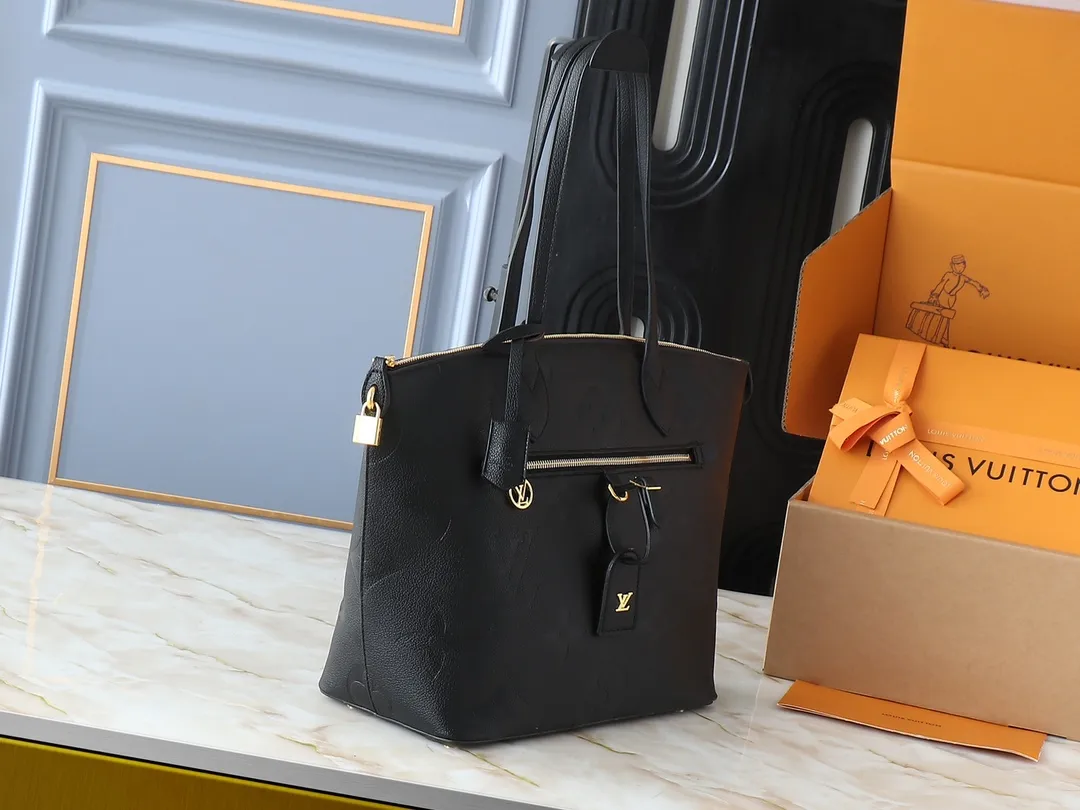 💰280💰Upgraded from the original 44888 CarryAll handbag, it is made of Monogram Empreinte embossed leather. It has a generous structure and a neat inner layer. The large inner bag adds functional elements. Comes with a Monogram embossed zipper clutch secured by a leather strap. A personal companion for urban life. Dimensions: Length 34 Height 30 Width 15