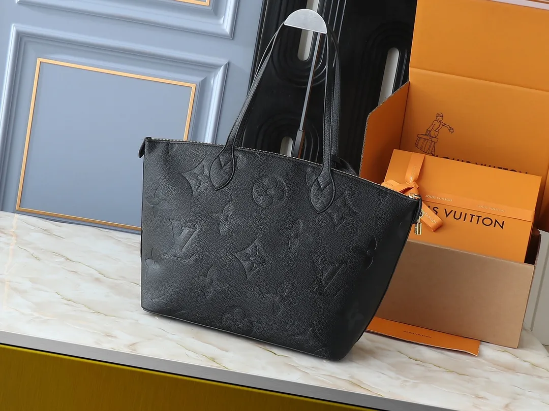 💰280💰Upgraded from the original 44888 CarryAll handbag, it is made of Monogram Empreinte embossed leather. It has a generous structure and a neat inner layer. The large inner bag adds functional elements. Comes with a Monogram embossed zipper clutch secured by a leather strap. A personal companion for urban life. Dimensions: Length 34 Height 30 Width 15