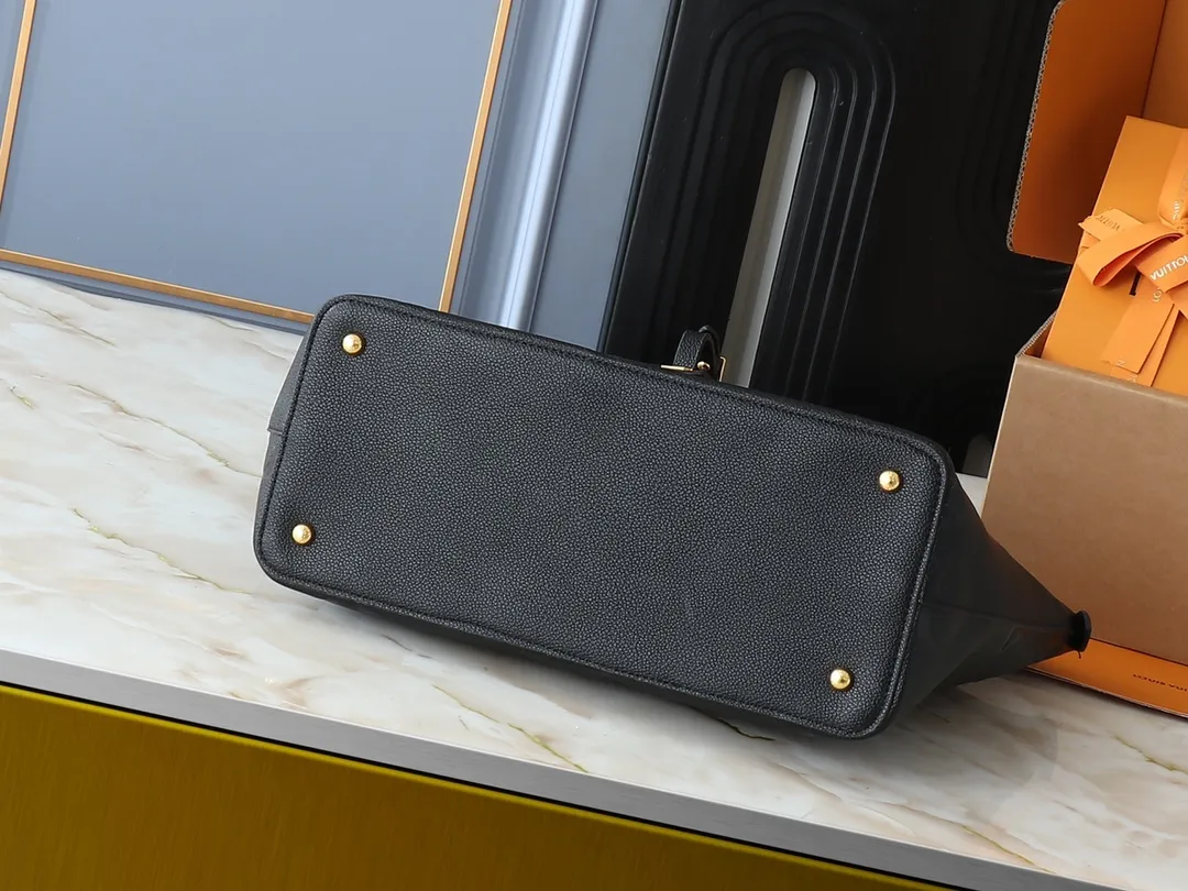 💰280💰Upgraded from the original 44888 CarryAll handbag, it is made of Monogram Empreinte embossed leather. It has a generous structure and a neat inner layer. The large inner bag adds functional elements. Comes with a Monogram embossed zipper clutch secured by a leather strap. A personal companion for urban life. Dimensions: Length 34 Height 30 Width 15