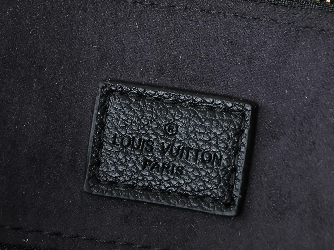 💰280💰Upgraded from the original 44888 CarryAll handbag, it is made of Monogram Empreinte embossed leather. It has a generous structure and a neat inner layer. The large inner bag adds functional elements. Comes with a Monogram embossed zipper clutch secured by a leather strap. A personal companion for urban life. Dimensions: Length 34 Height 30 Width 15