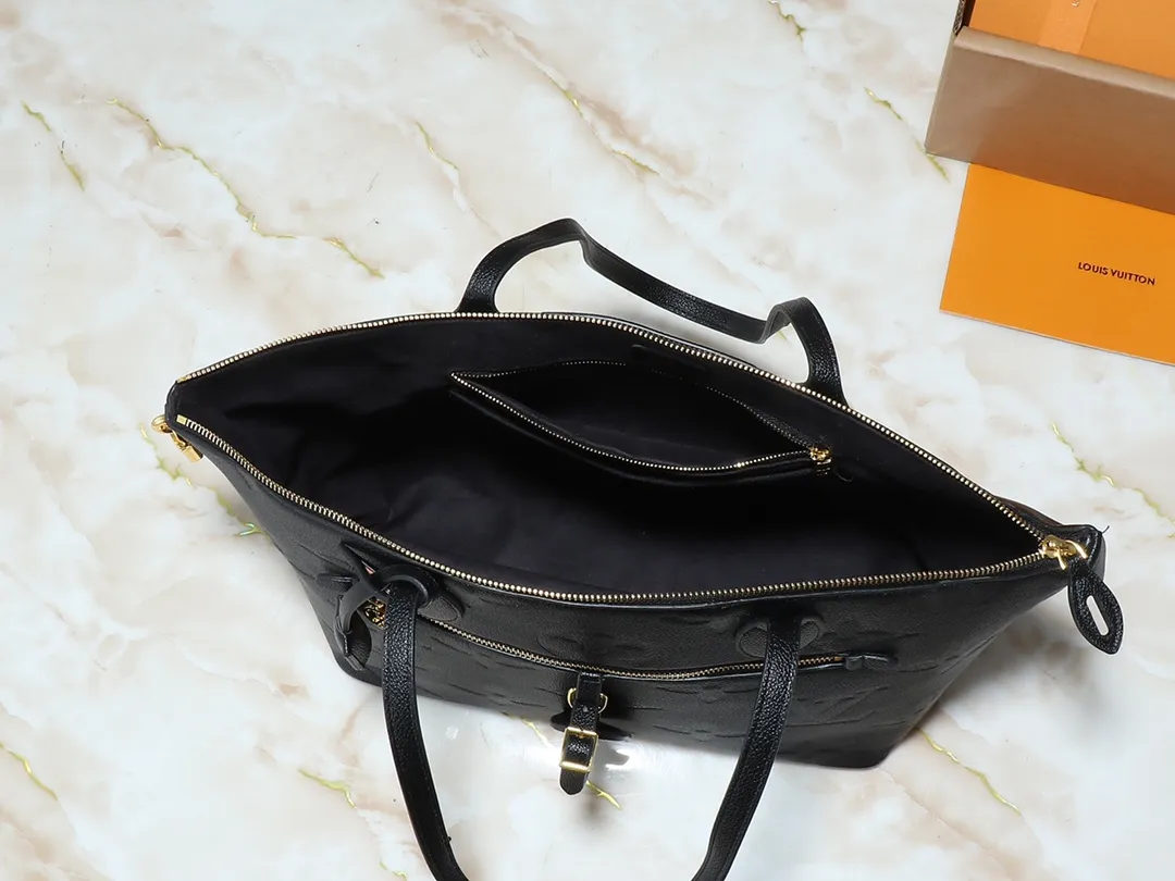 💰280💰Upgraded from the original 44888 CarryAll handbag, it is made of Monogram Empreinte embossed leather. It has a generous structure and a neat inner layer. The large inner bag adds functional elements. Comes with a Monogram embossed zipper clutch secured by a leather strap. A personal companion for urban life. Dimensions: Length 34 Height 30 Width 15