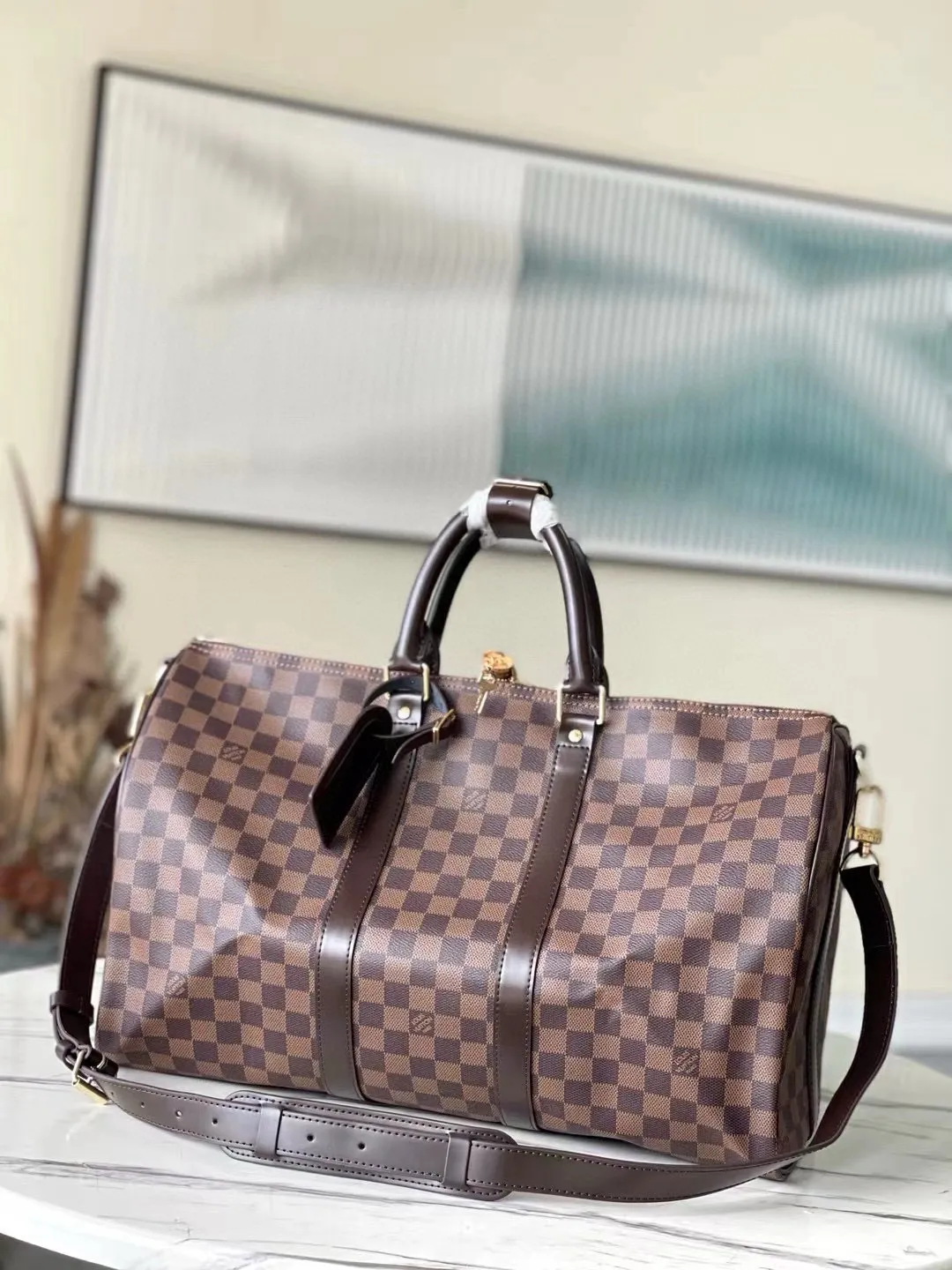 💰960 (size 45) top original M41414 coffee grid with spacious capacity and flexible use. Durable, safe and reliable. Fashionable style, mature and stable. Features a secure double zipper and padlock, making it perfect for business or pleasure. Dimensions: 45 × 27 × 20 cm.
