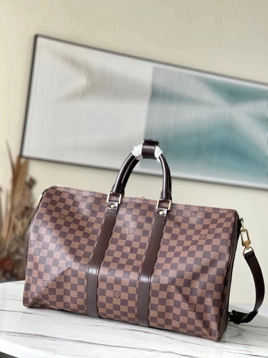 💰960 (size 45) top original M41414 coffee grid with spacious capacity and flexible use. Durable, safe and reliable. Fashionable style, mature and stable. Features a secure double zipper and padlock, making it perfect for business or pleasure. Dimensions: 45 × 27 × 20 cm.